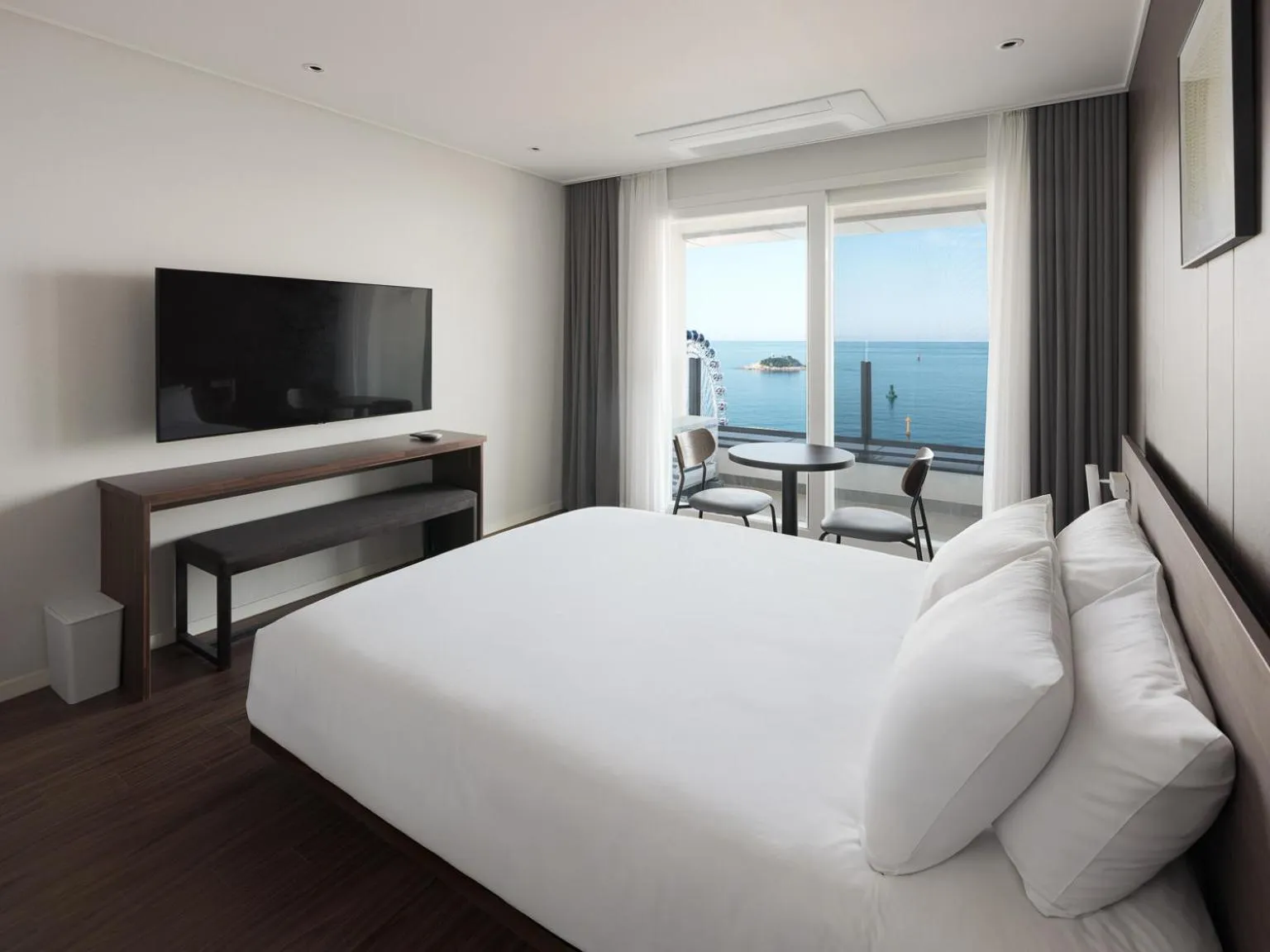 View (from property/room), Bed in Le Collective Sokcho Beach