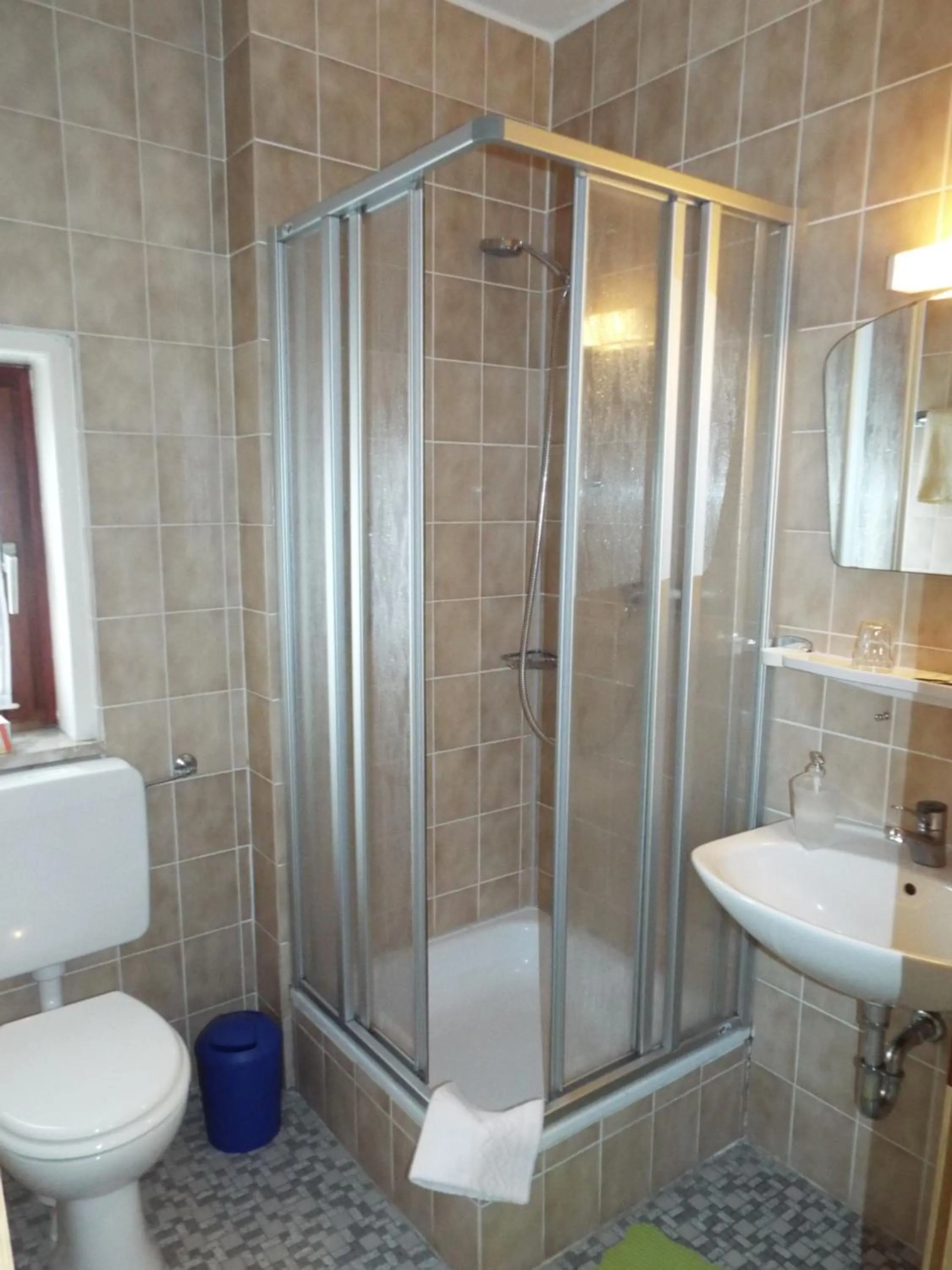 Bathroom in Hotel garni Zum Reinhardswald