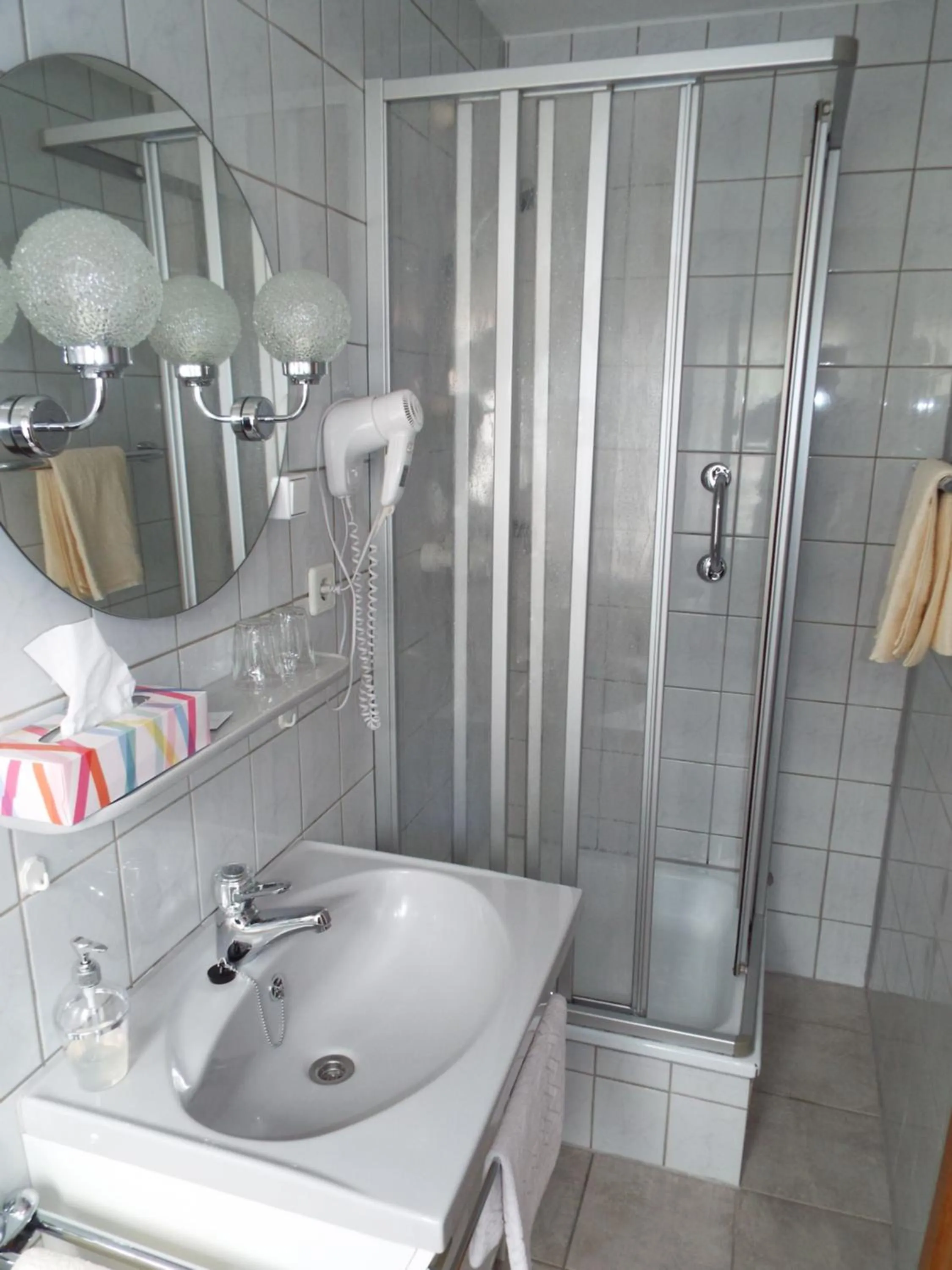 Bathroom in Hotel garni Zum Reinhardswald