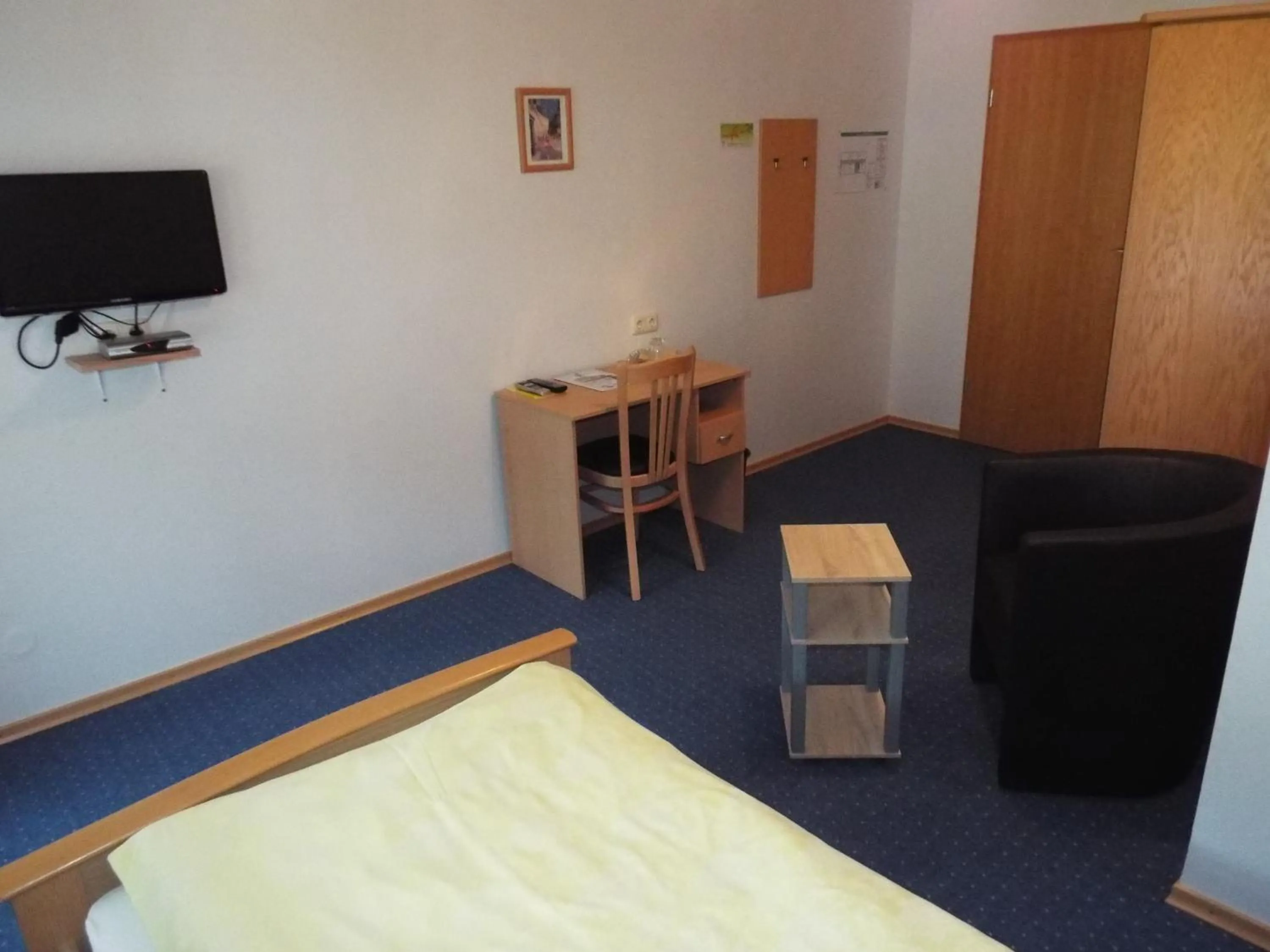 Photo of the whole room, Bed in Hotel garni Zum Reinhardswald