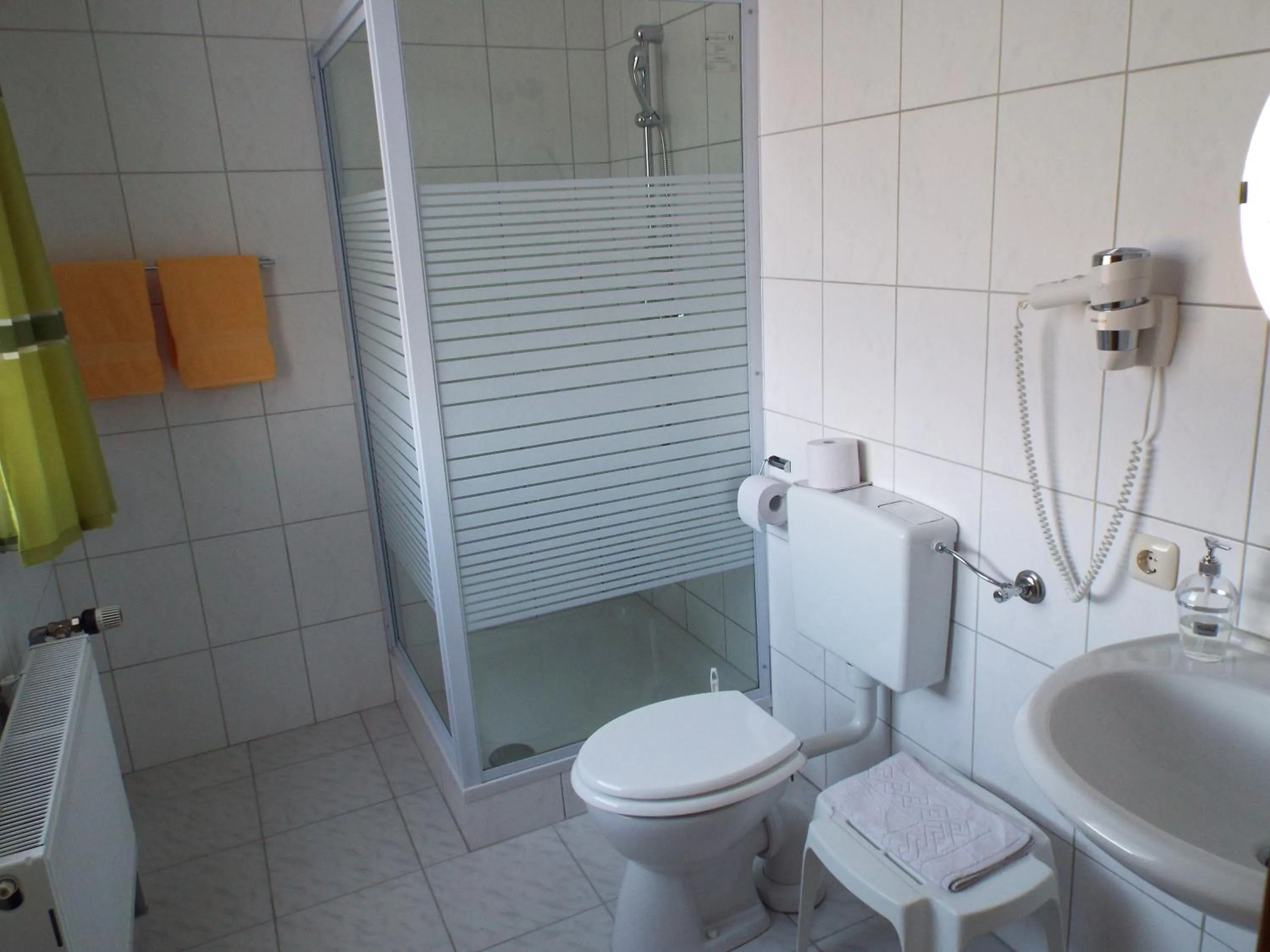 Bathroom in Hotel garni Zum Reinhardswald