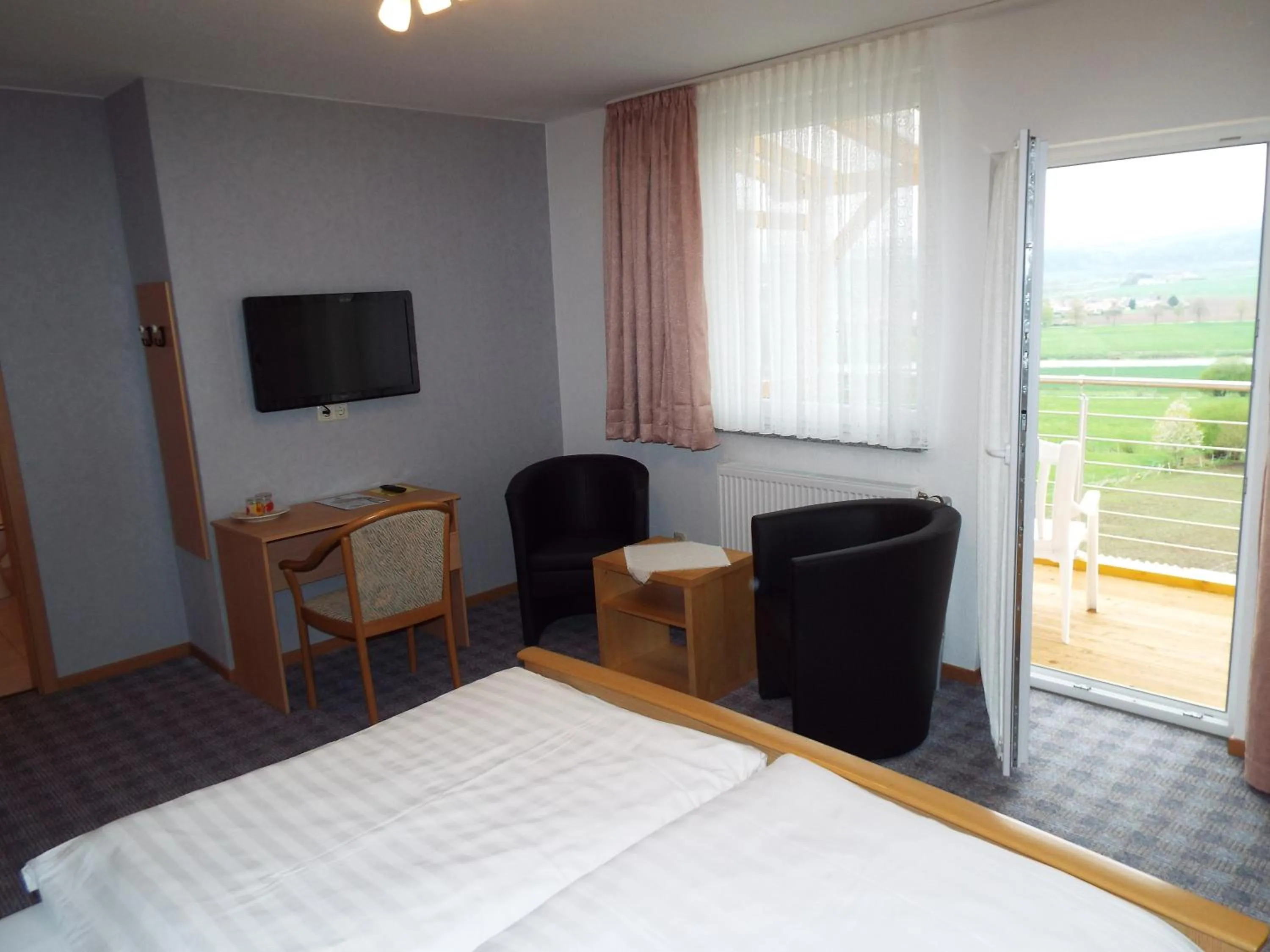 Photo of the whole room, Bed in Hotel garni Zum Reinhardswald