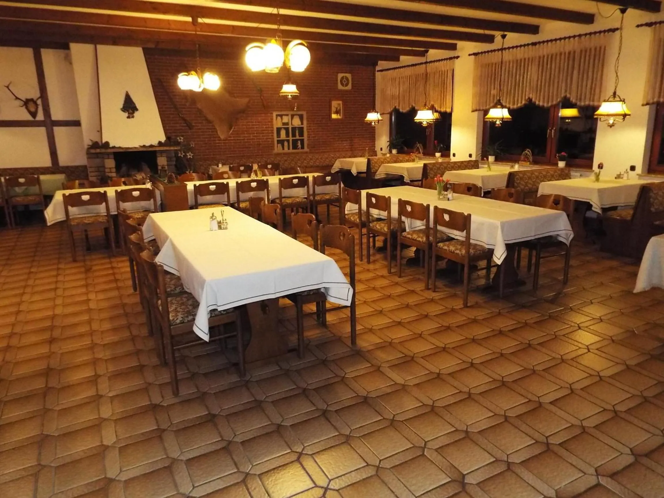 Restaurant/places to eat in Hotel garni Zum Reinhardswald
