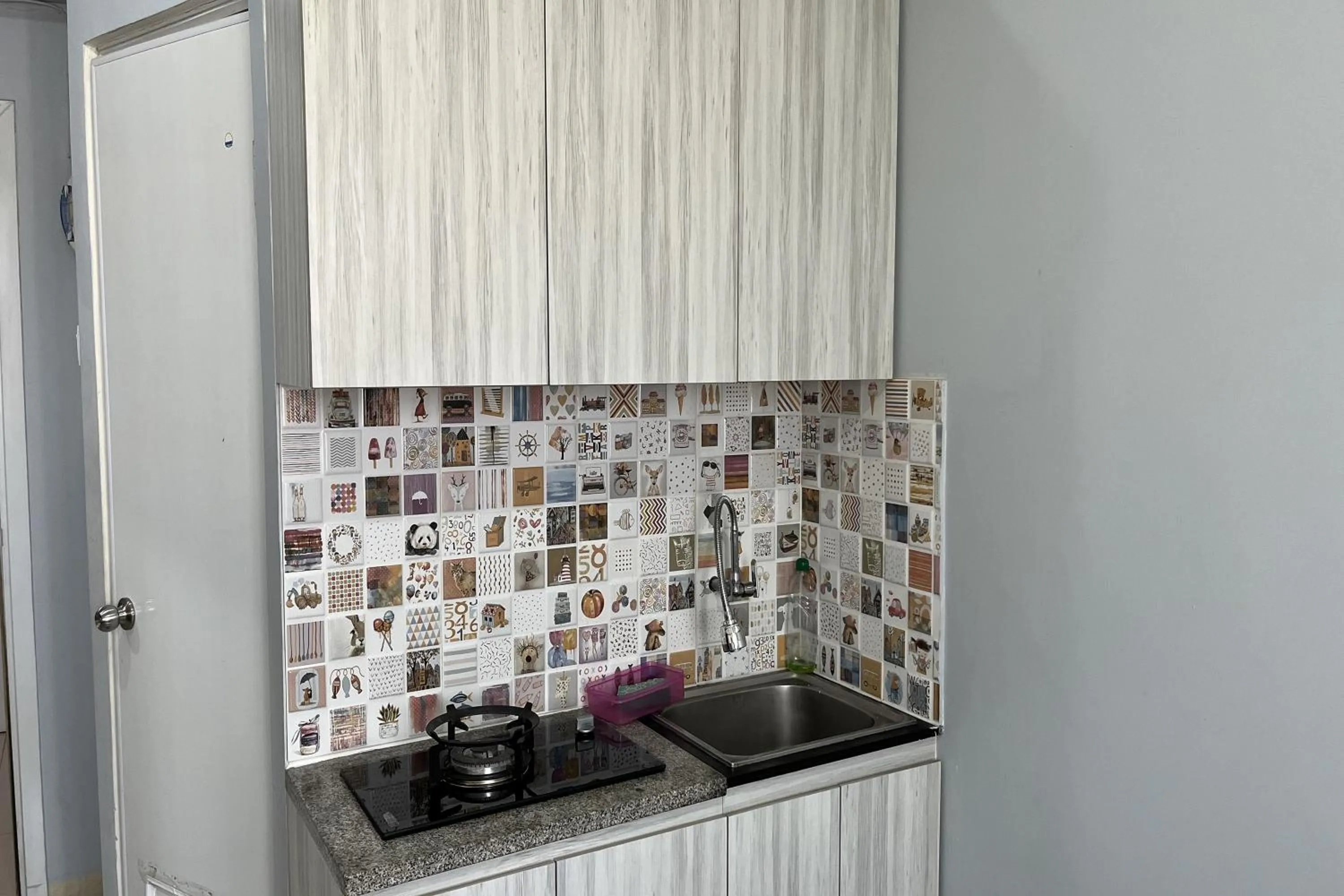 Kitchen or kitchenette in Green Pramuka by Uchi Property