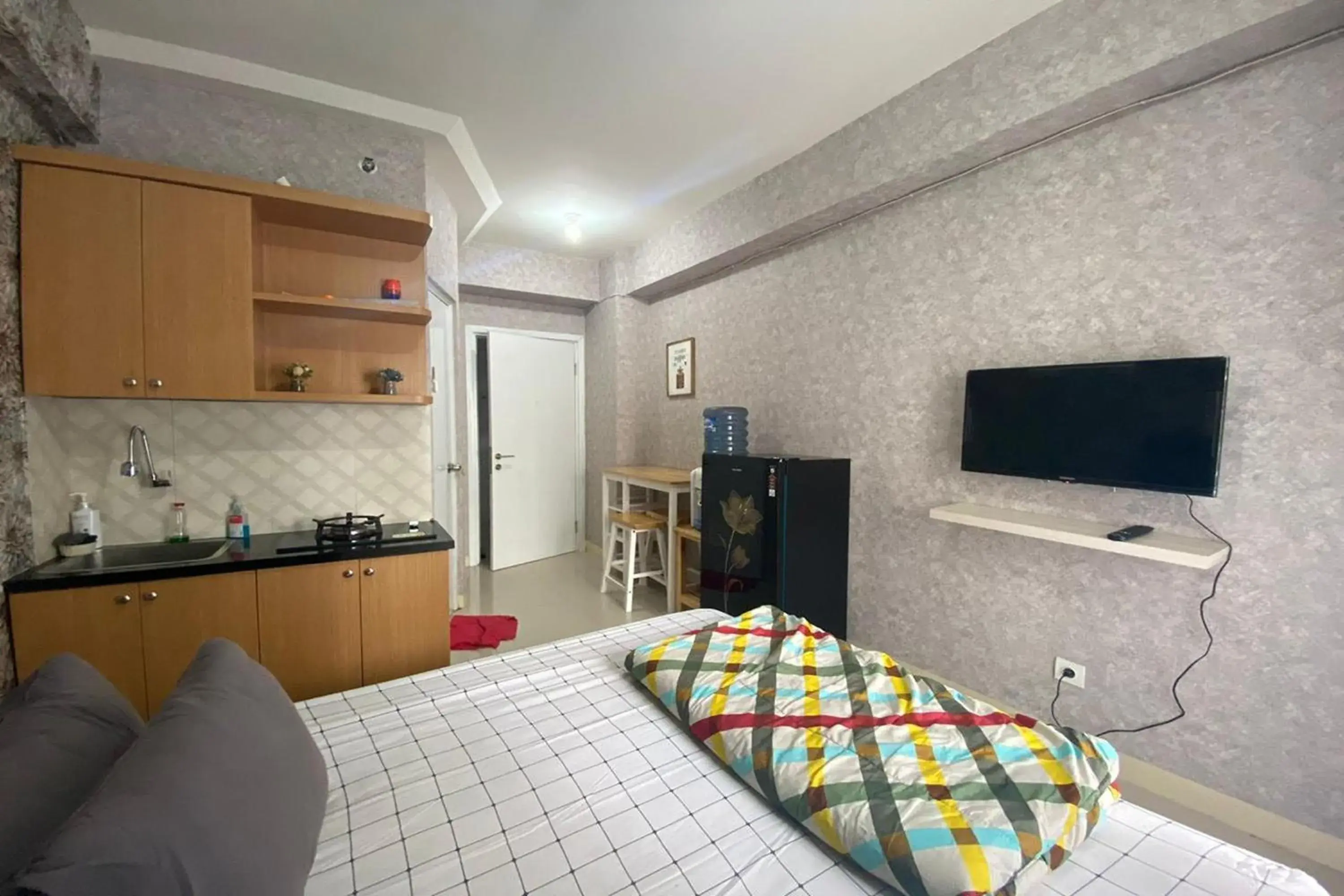 Bed in Green Pramuka by Uchi Property Bed in Green Pramuka by Uchi Property