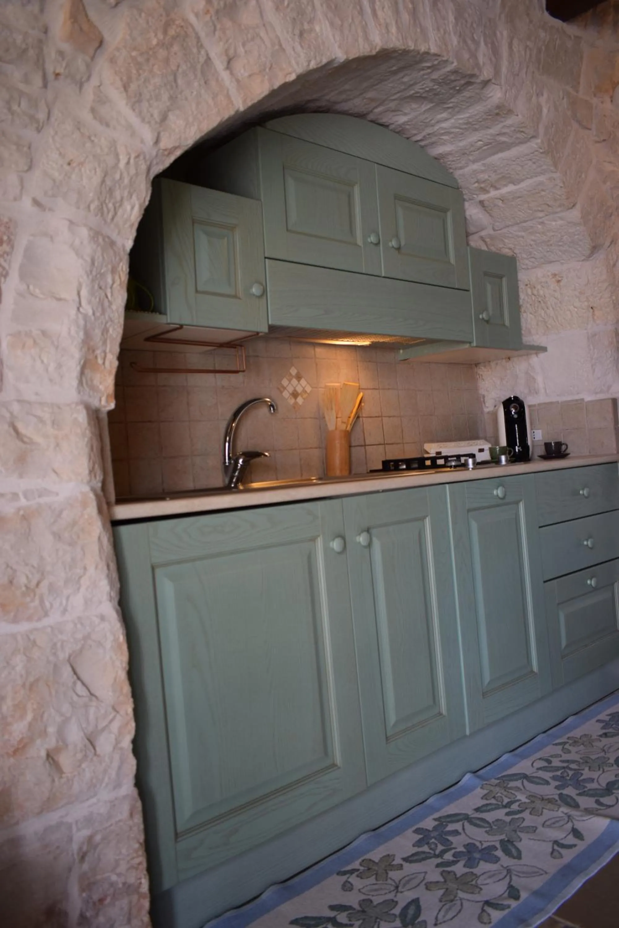 Kitchen or kitchenette in La Rosa dei Trulli B&B
