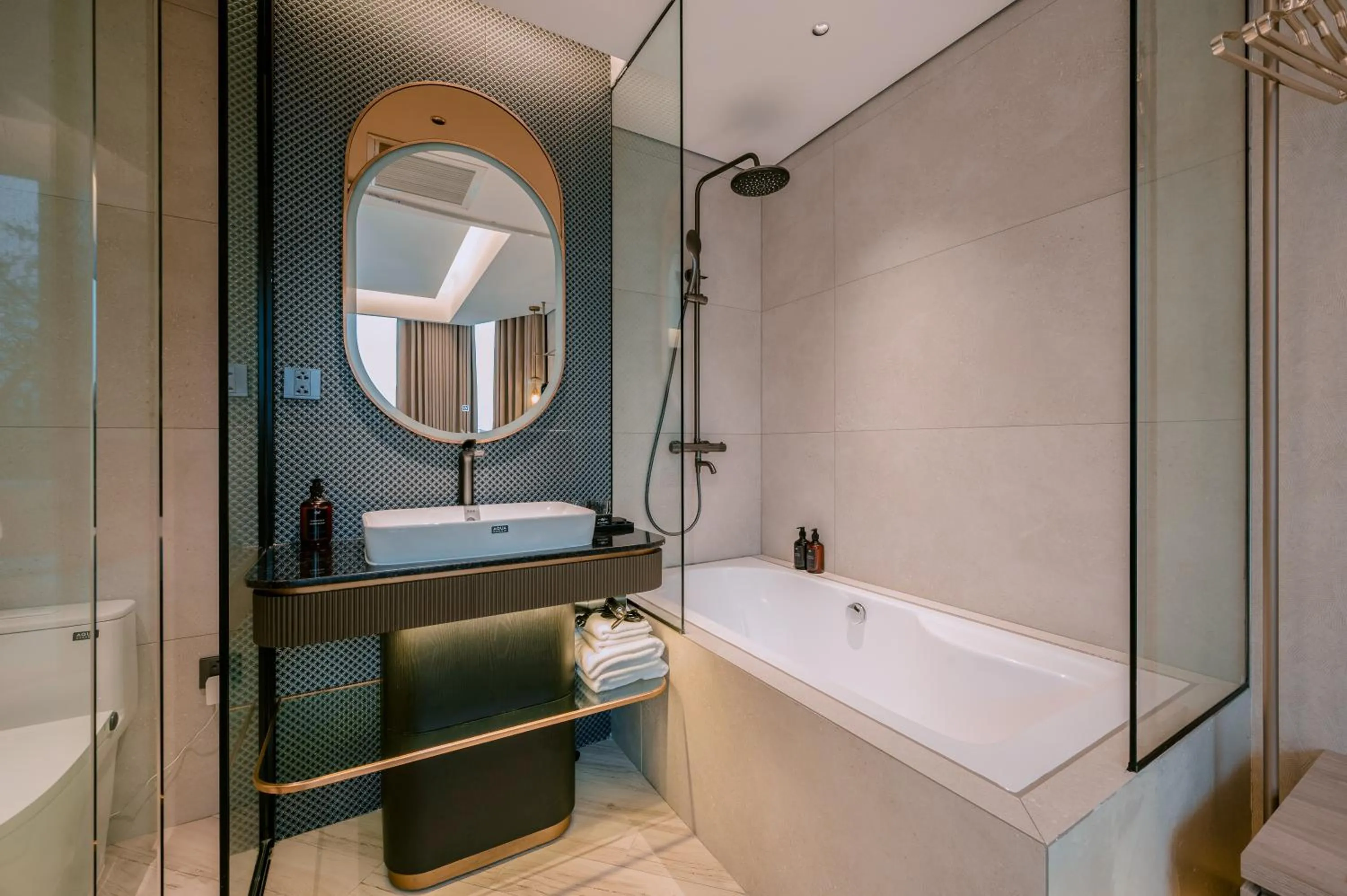 Shower in iRest Signature Ba Dinh Lakeside