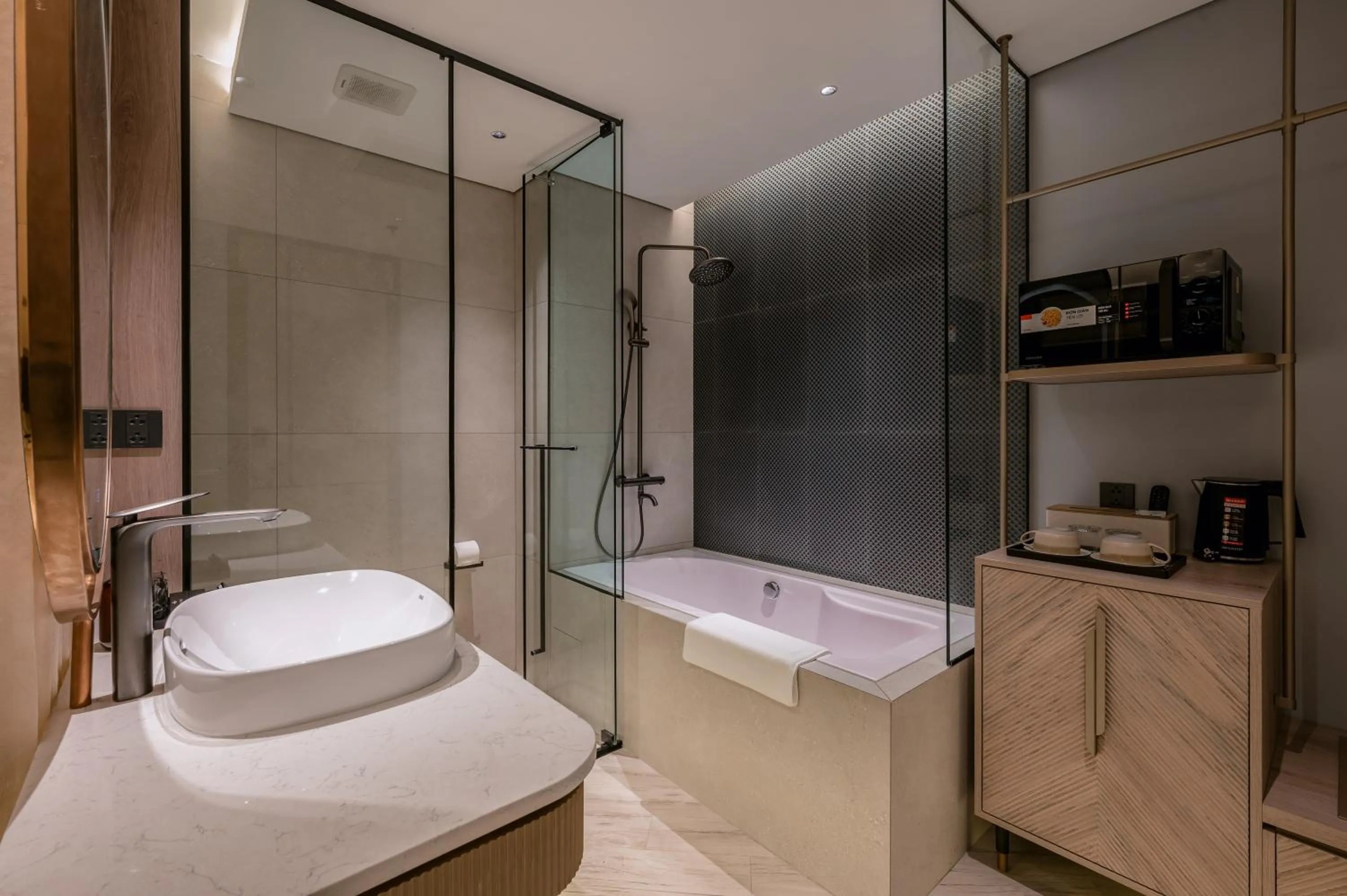 Shower in iRest Signature Ba Dinh Lakeside