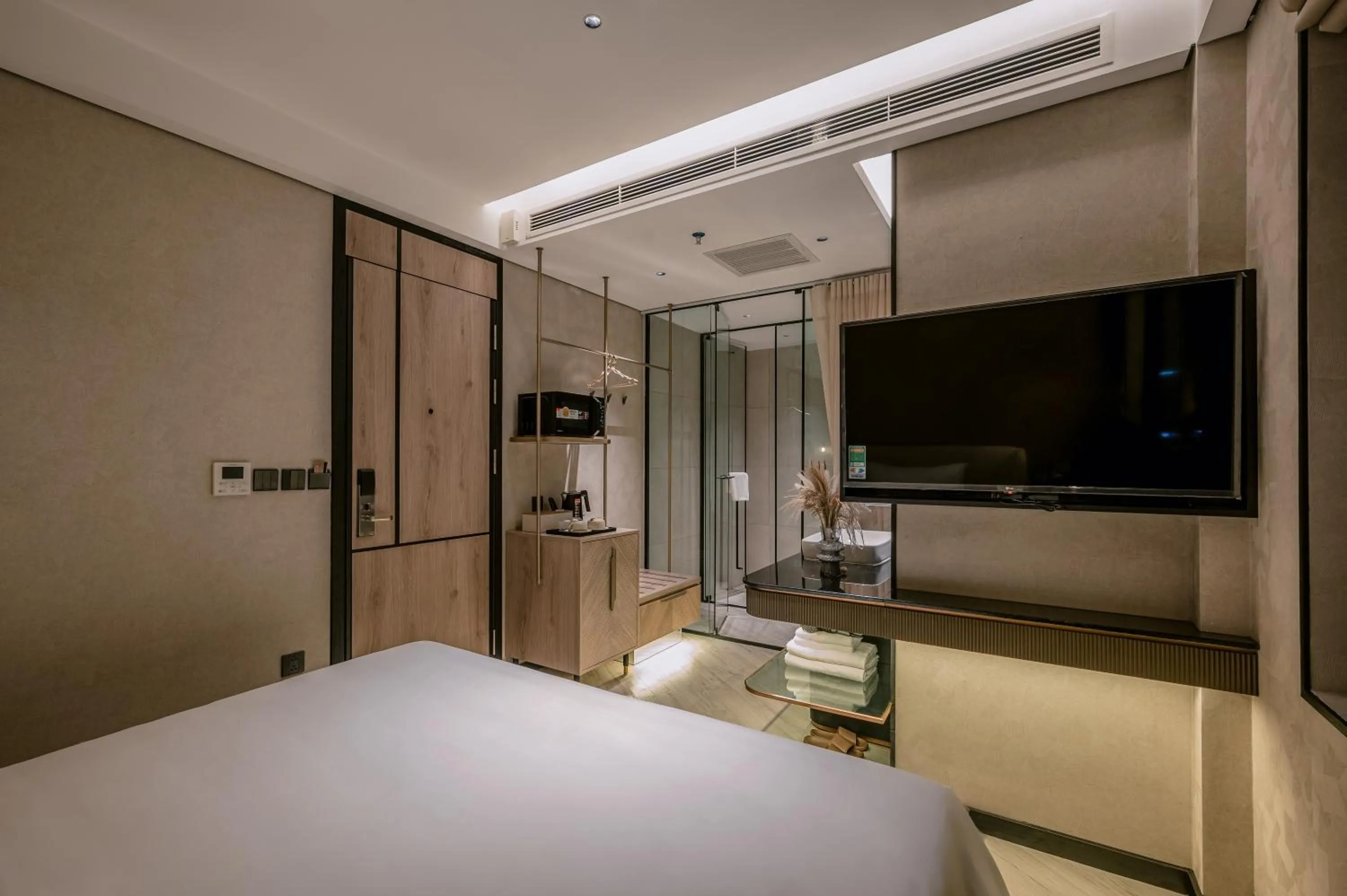 Shower, Bed in iRest Signature Ba Dinh Lakeside