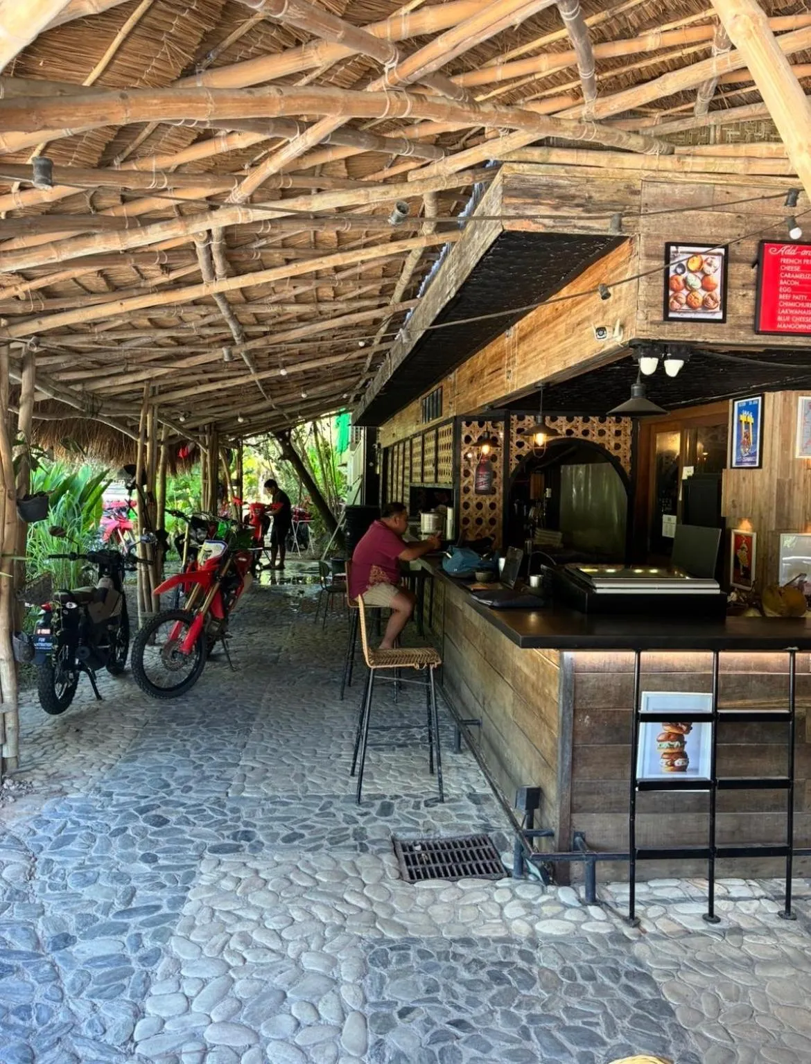 Restaurant/places to eat in Lakwa Motel Lio