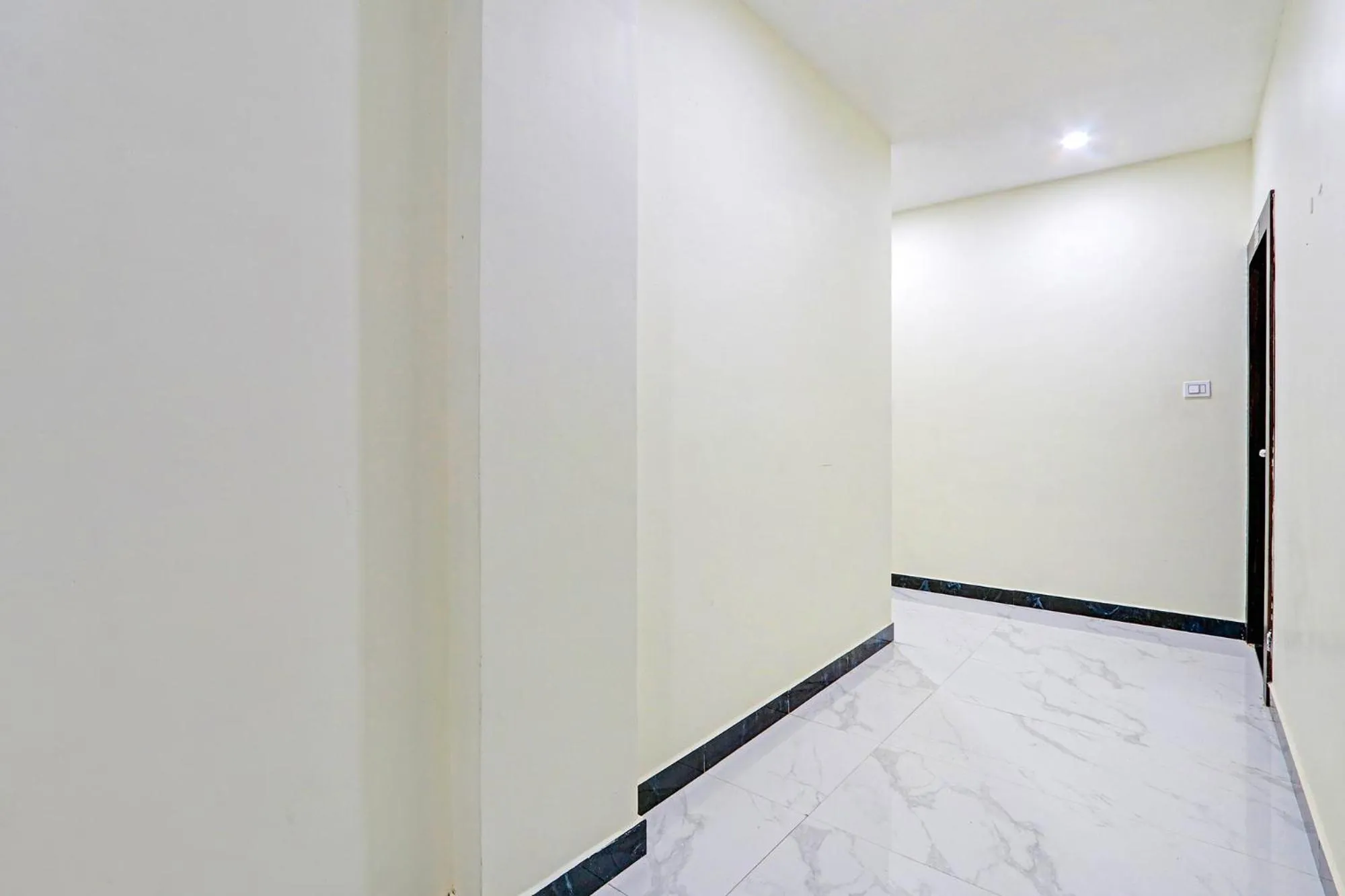 Lobby or reception, Bed in FabHotel Dharani Grand - Nr Mamata Medical College
