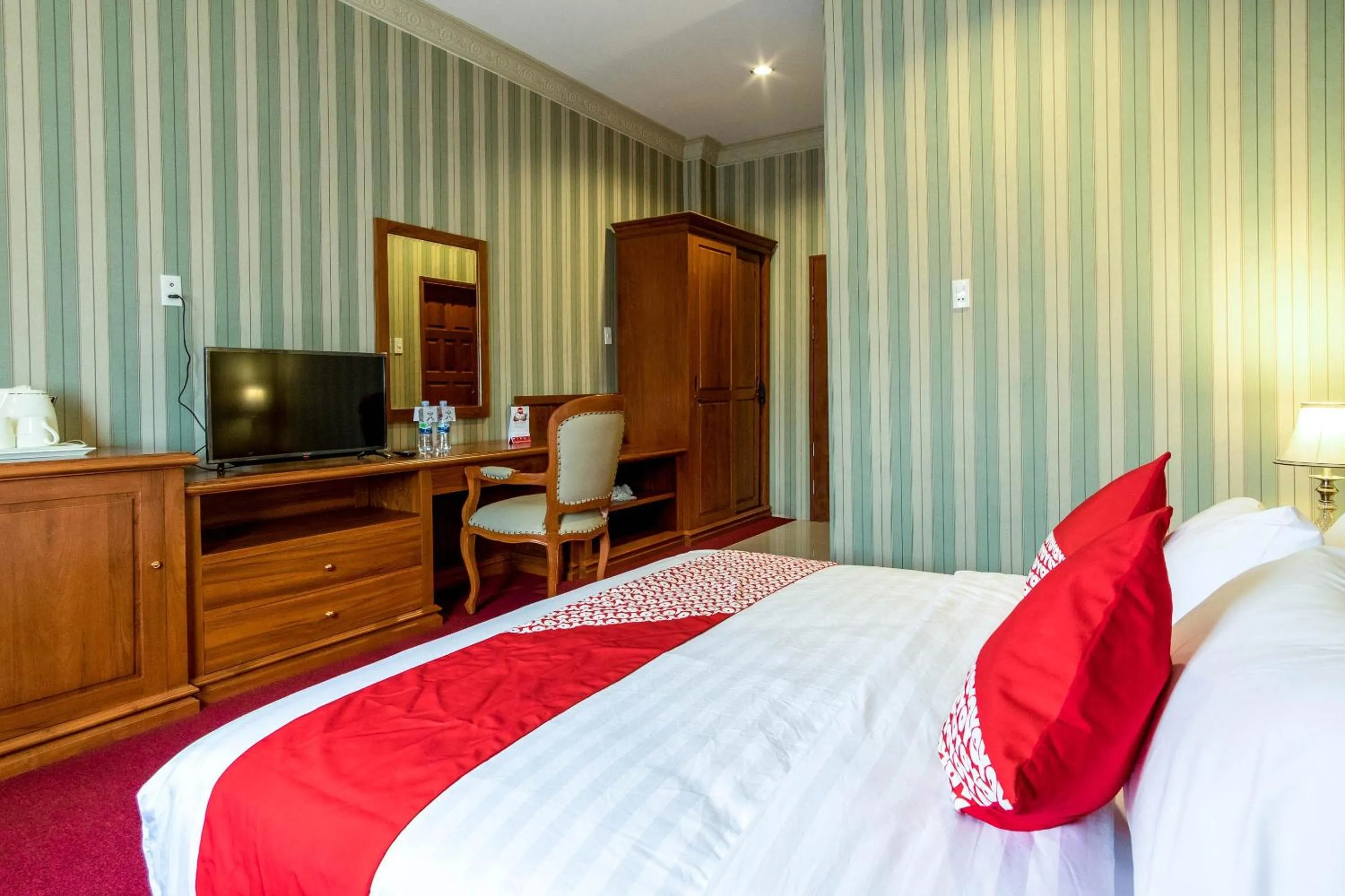 Bedroom, Bed in Capital O 293 Mutiara Hijau Suites Syariah