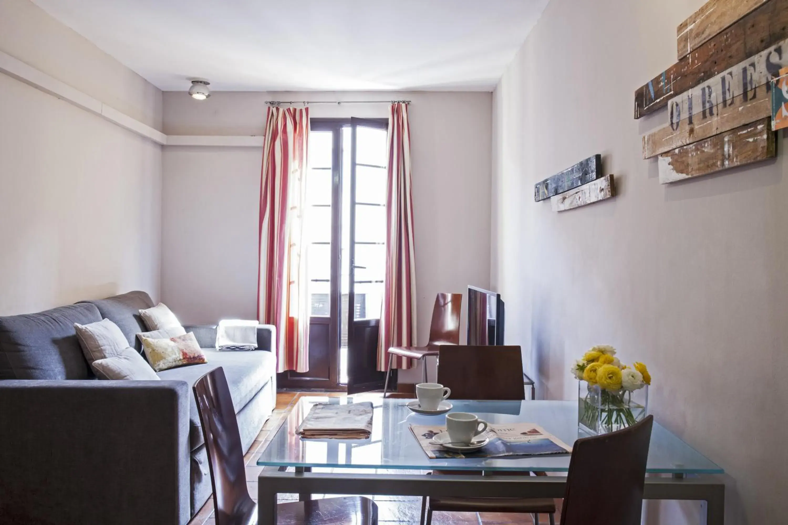 Living room in AinB Las Ramblas-Guardia Apartments Living room in AinB Las Ramblas-Guardia Apartments