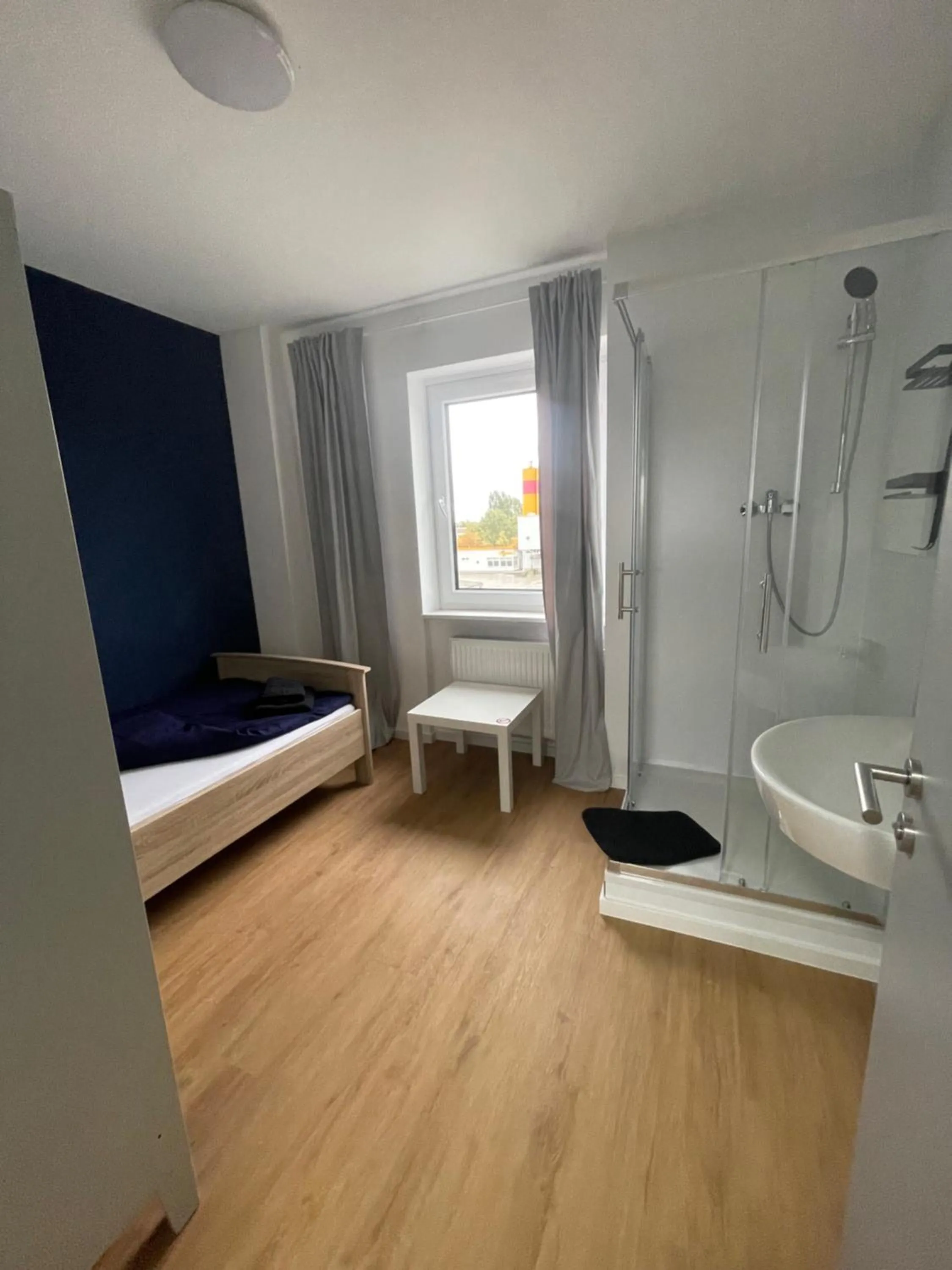 Single Room with Private External Bathroom - single occupancy in motel 38 Braunschweig