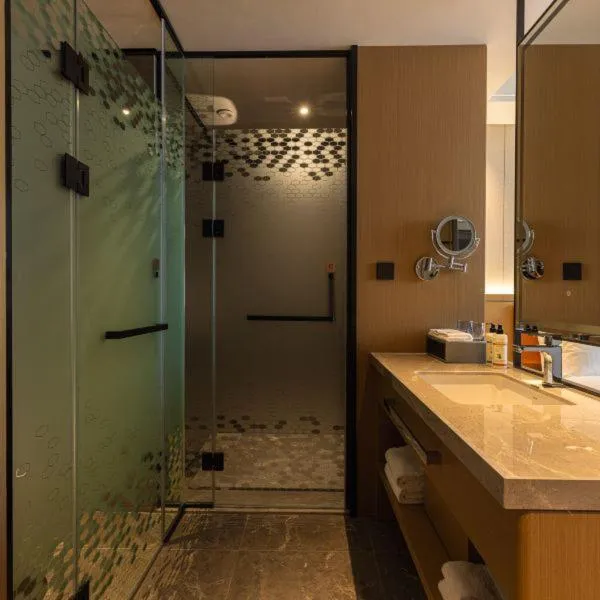 Shower in Ramada Plaza by Wyndham Ezhou Binjiang