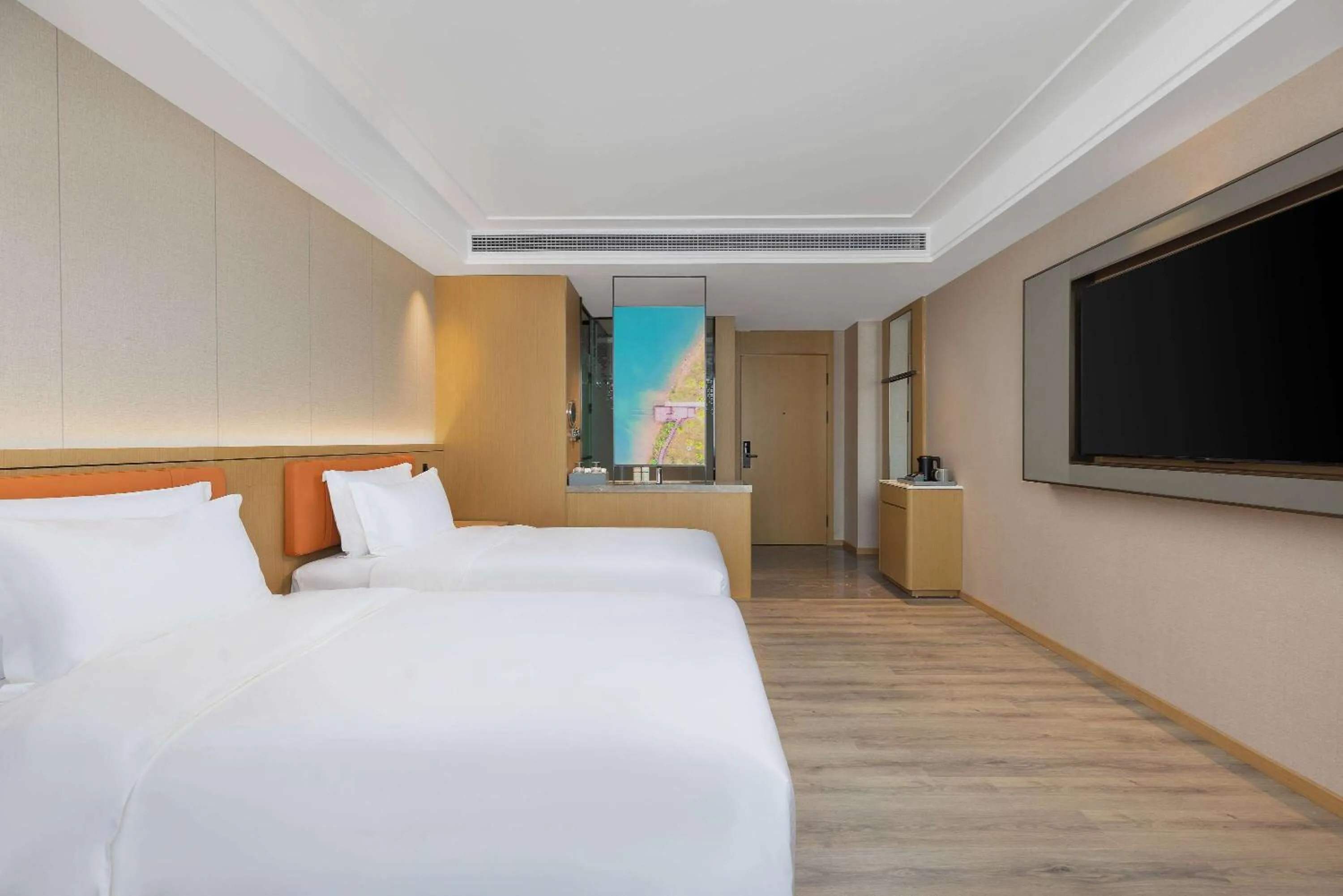 Photo of the whole room, Bed in Ramada Plaza by Wyndham Ezhou Binjiang