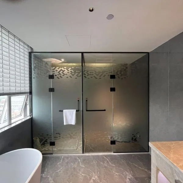 Shower in Ramada Plaza by Wyndham Ezhou Binjiang