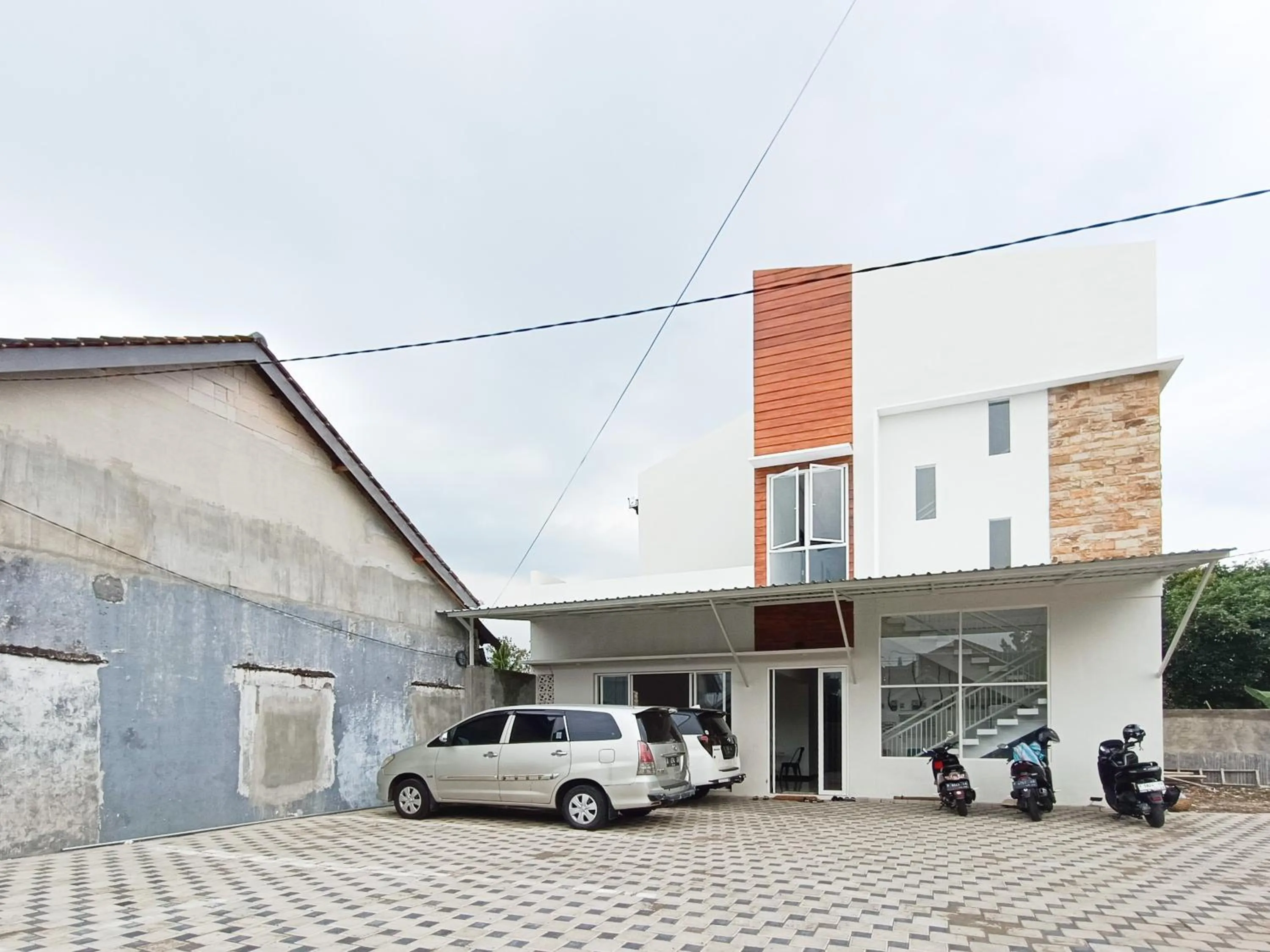 Parking in Happy Family Homestay Jember Mitra RedDoorz