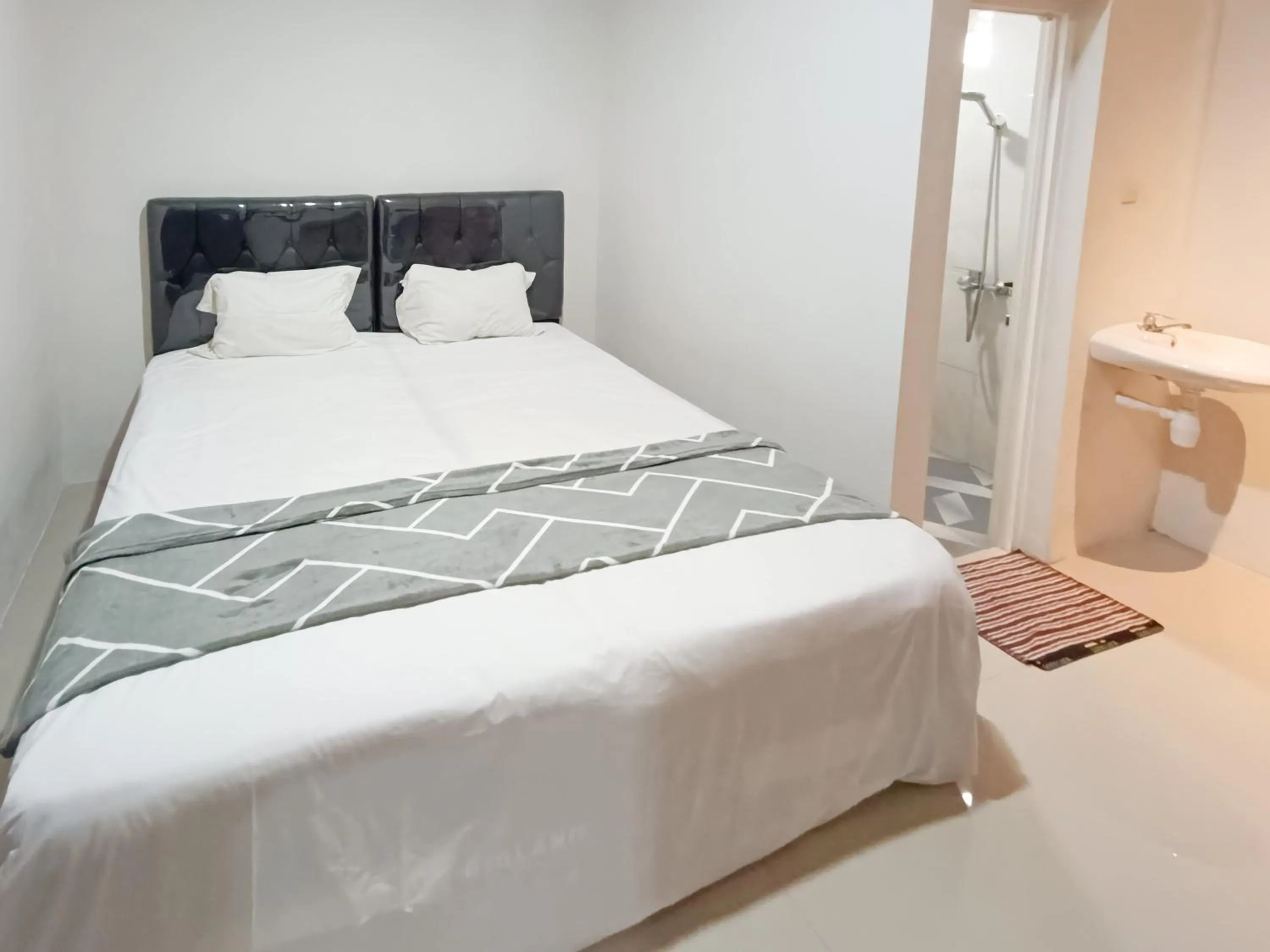 Bedroom, Bed in Happy Family Homestay Jember Mitra RedDoorz