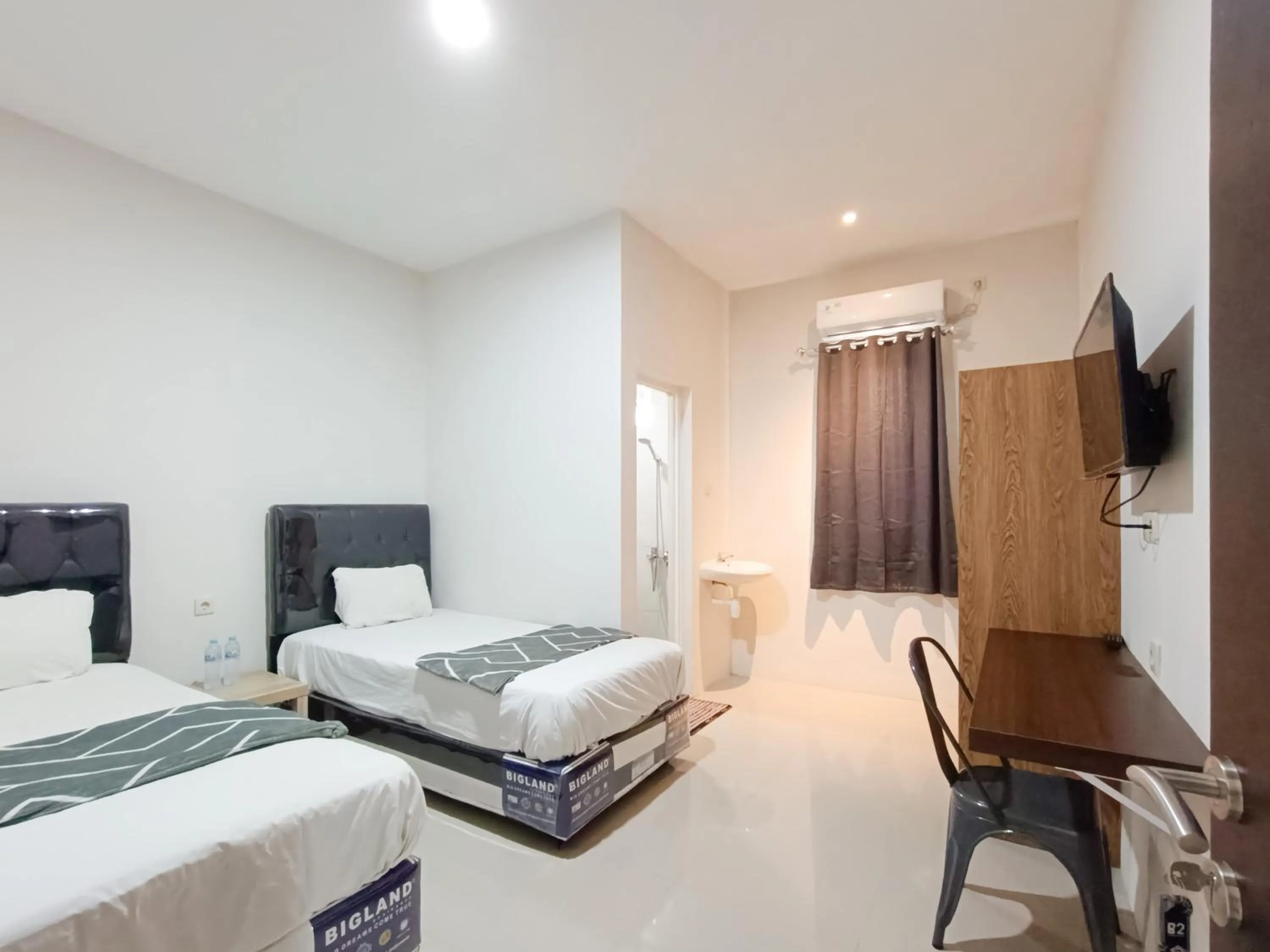 Bedroom, Bed in Happy Family Homestay Jember Mitra RedDoorz