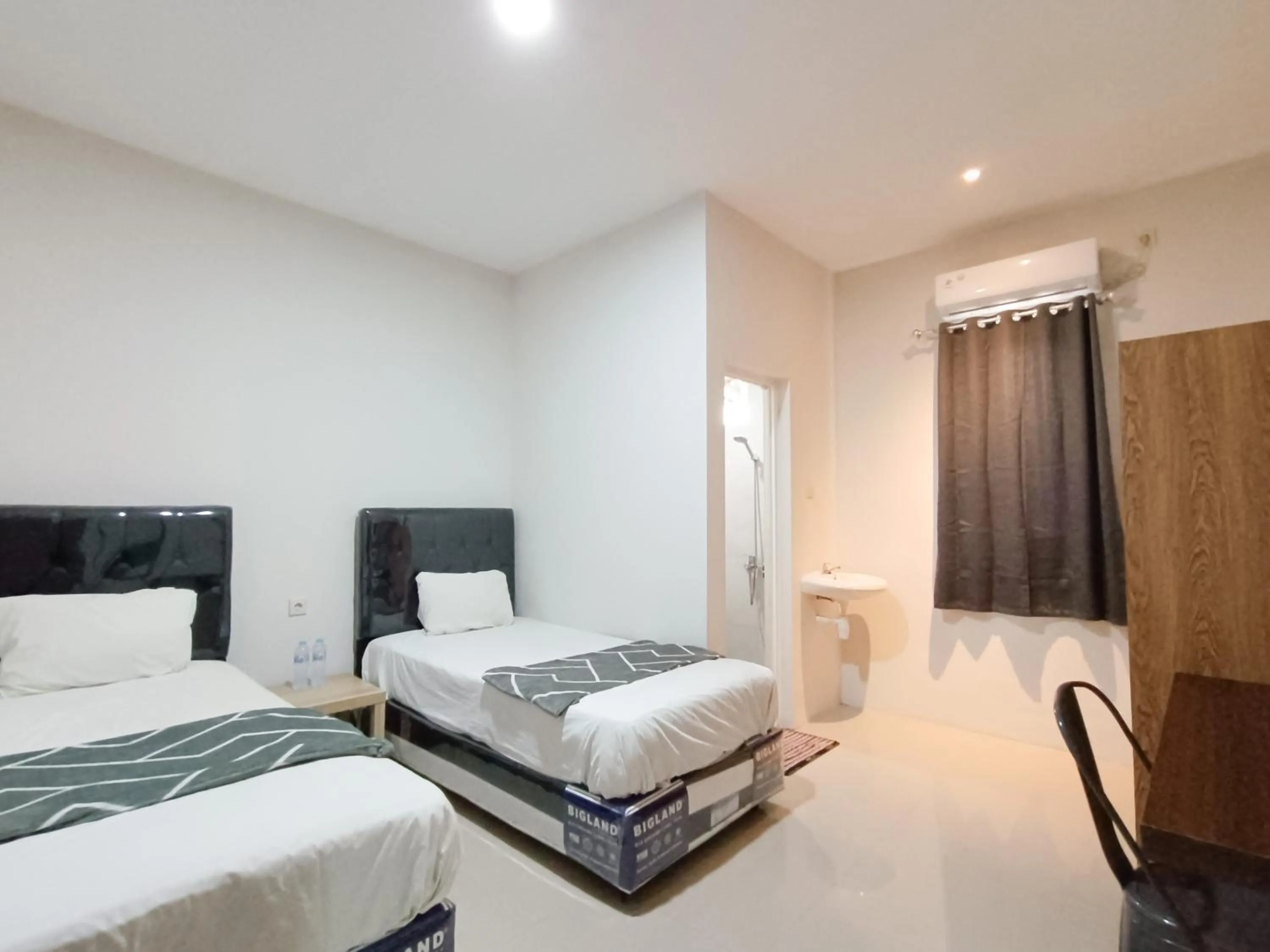 Bedroom, Bed in Happy Family Homestay Jember Mitra RedDoorz