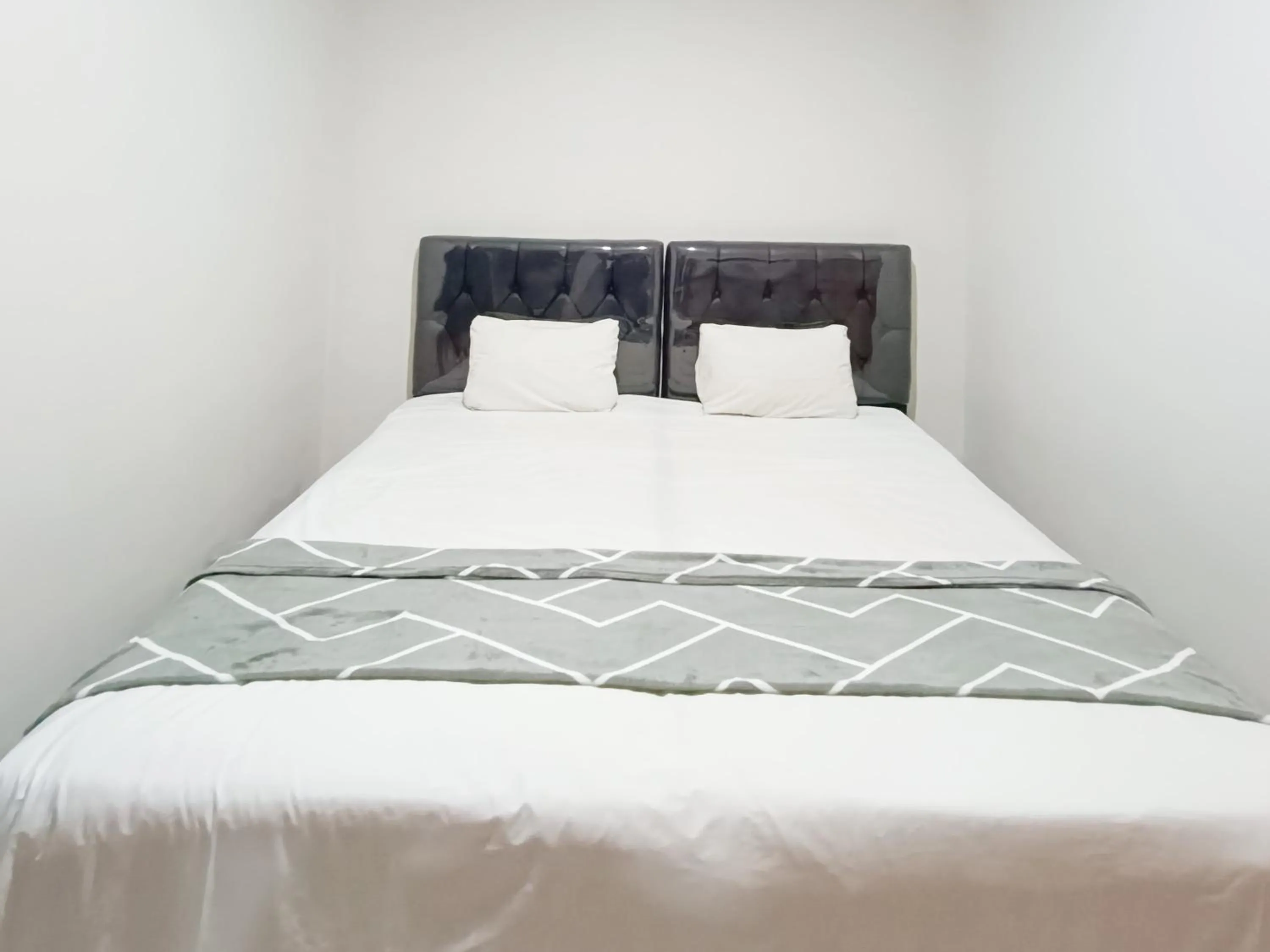 Bedroom, Bed in Happy Family Homestay Jember Mitra RedDoorz