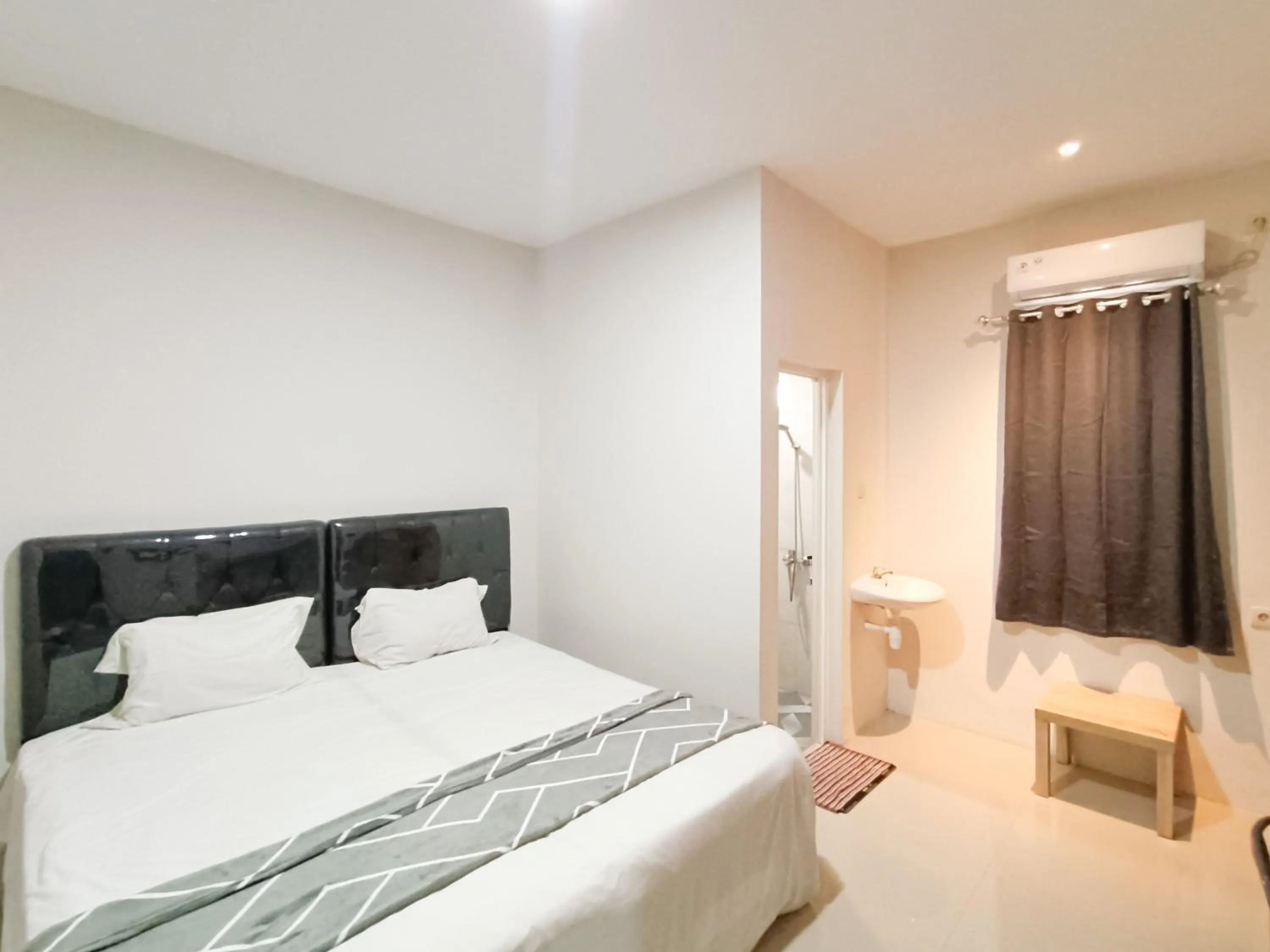 Bedroom, Bed in Happy Family Homestay Jember Mitra RedDoorz