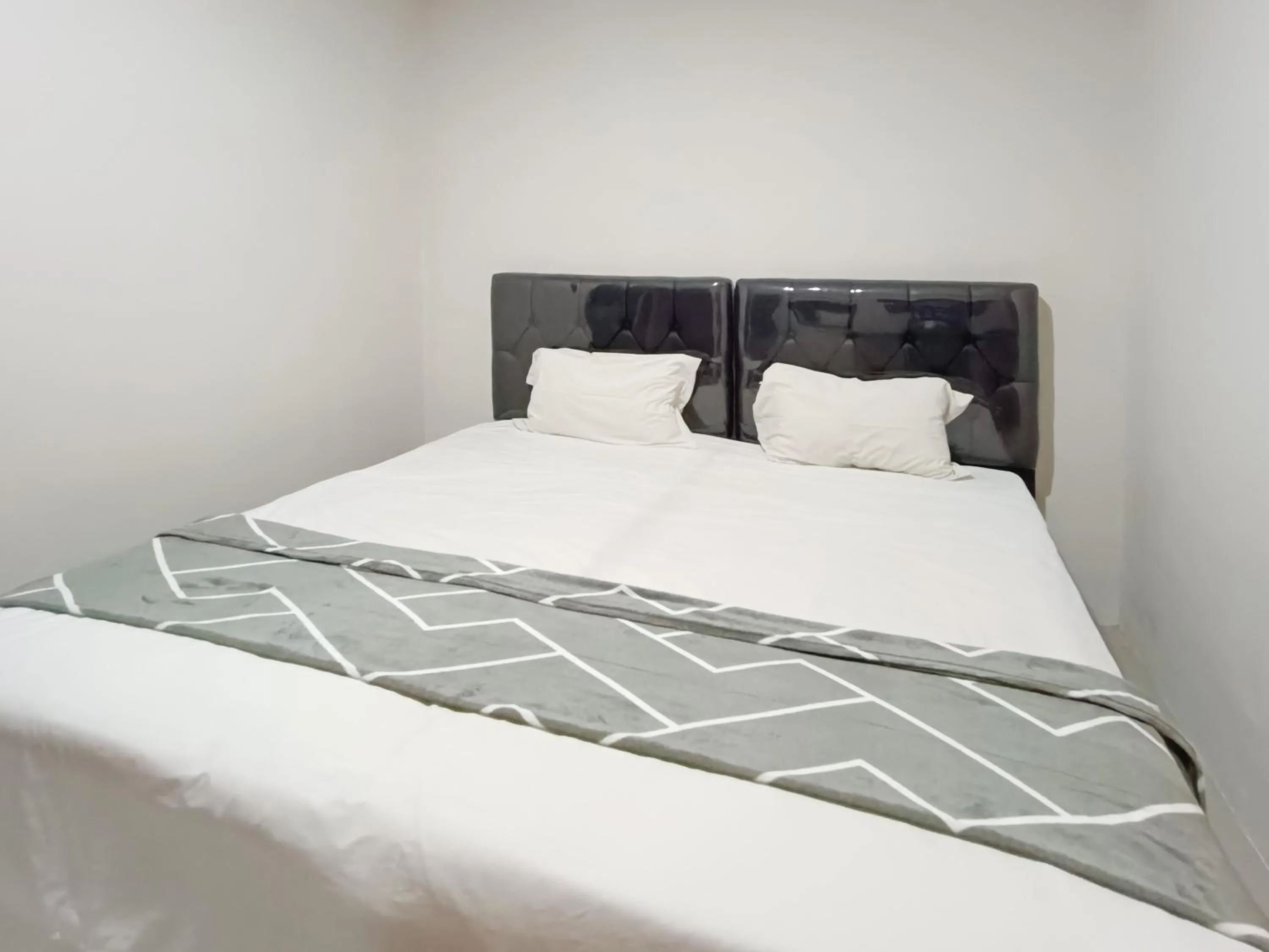 Bedroom, Bed in Happy Family Homestay Jember Mitra RedDoorz