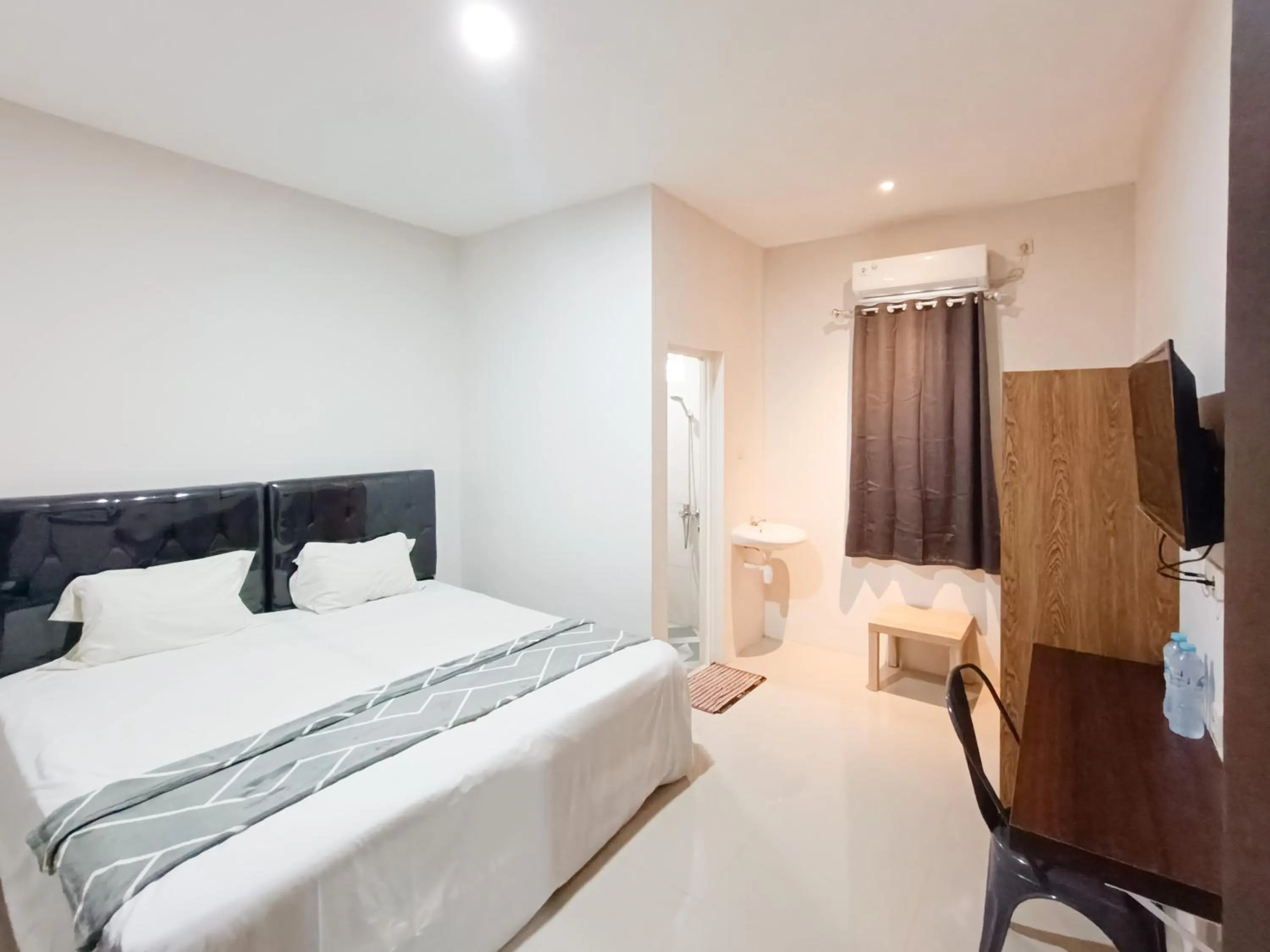 Bedroom, Bed in Happy Family Homestay Jember Mitra RedDoorz