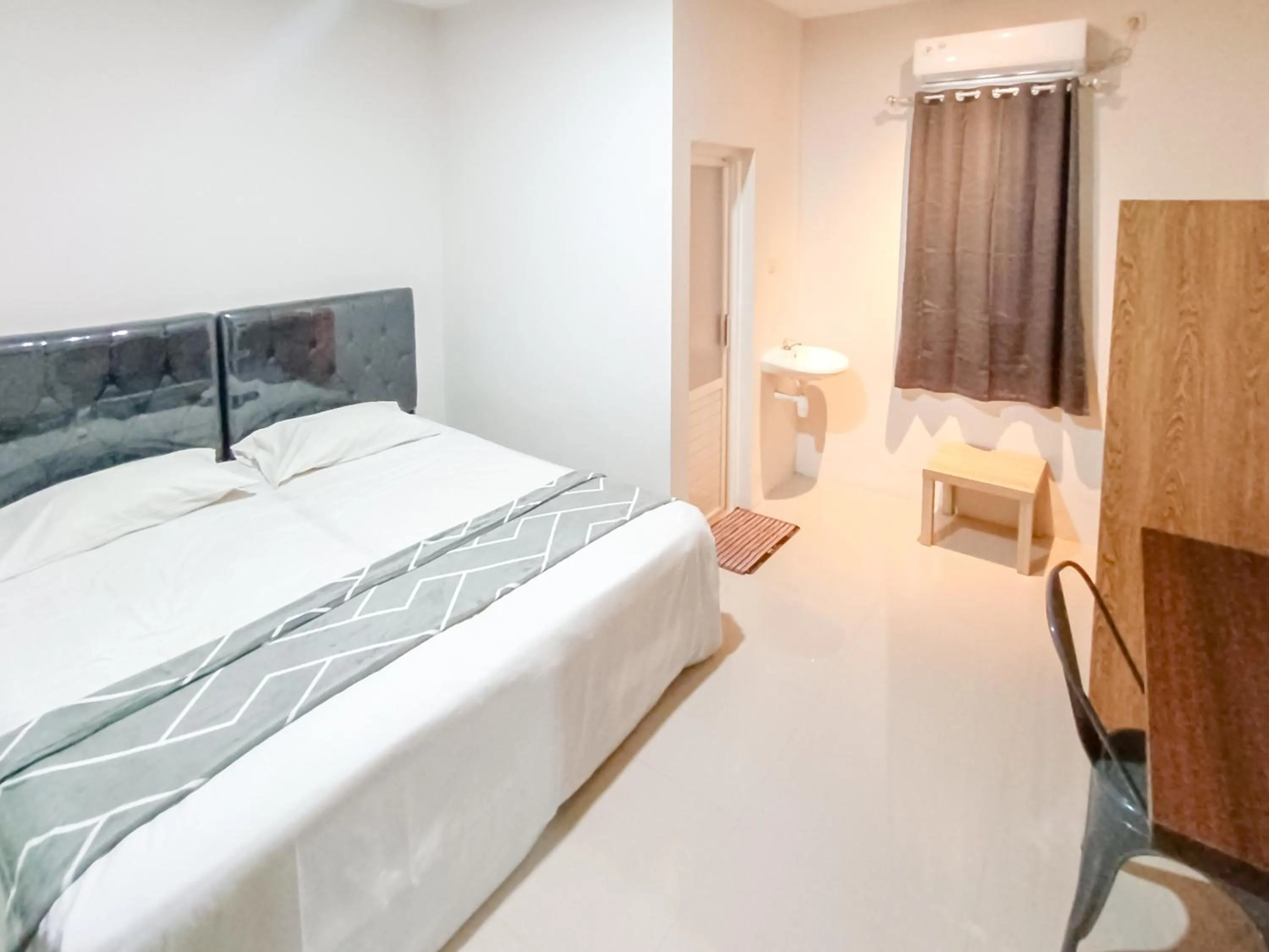 Bedroom, Bed in Happy Family Homestay Jember Mitra RedDoorz