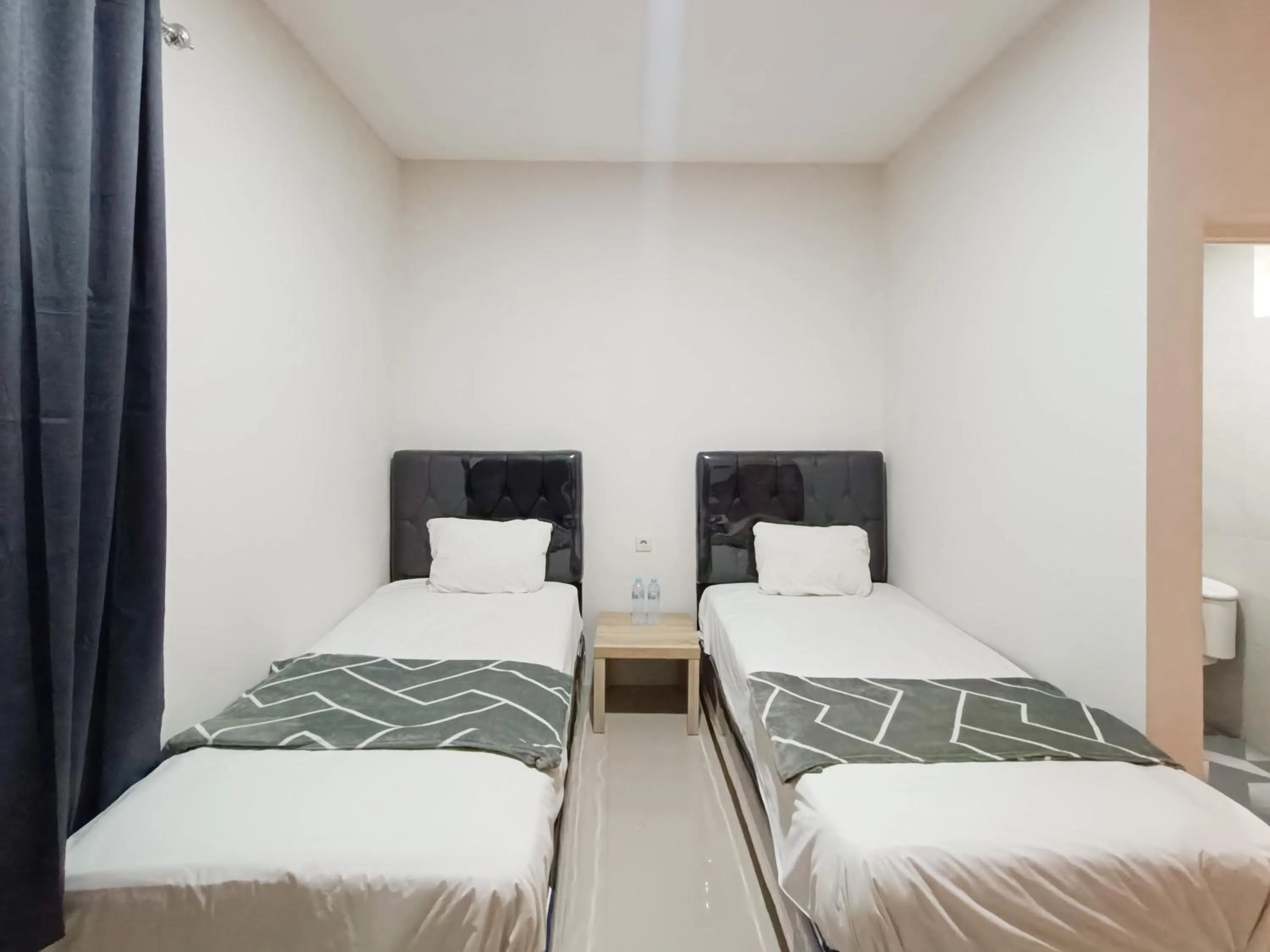 Bedroom, Bed in Happy Family Homestay Jember Mitra RedDoorz