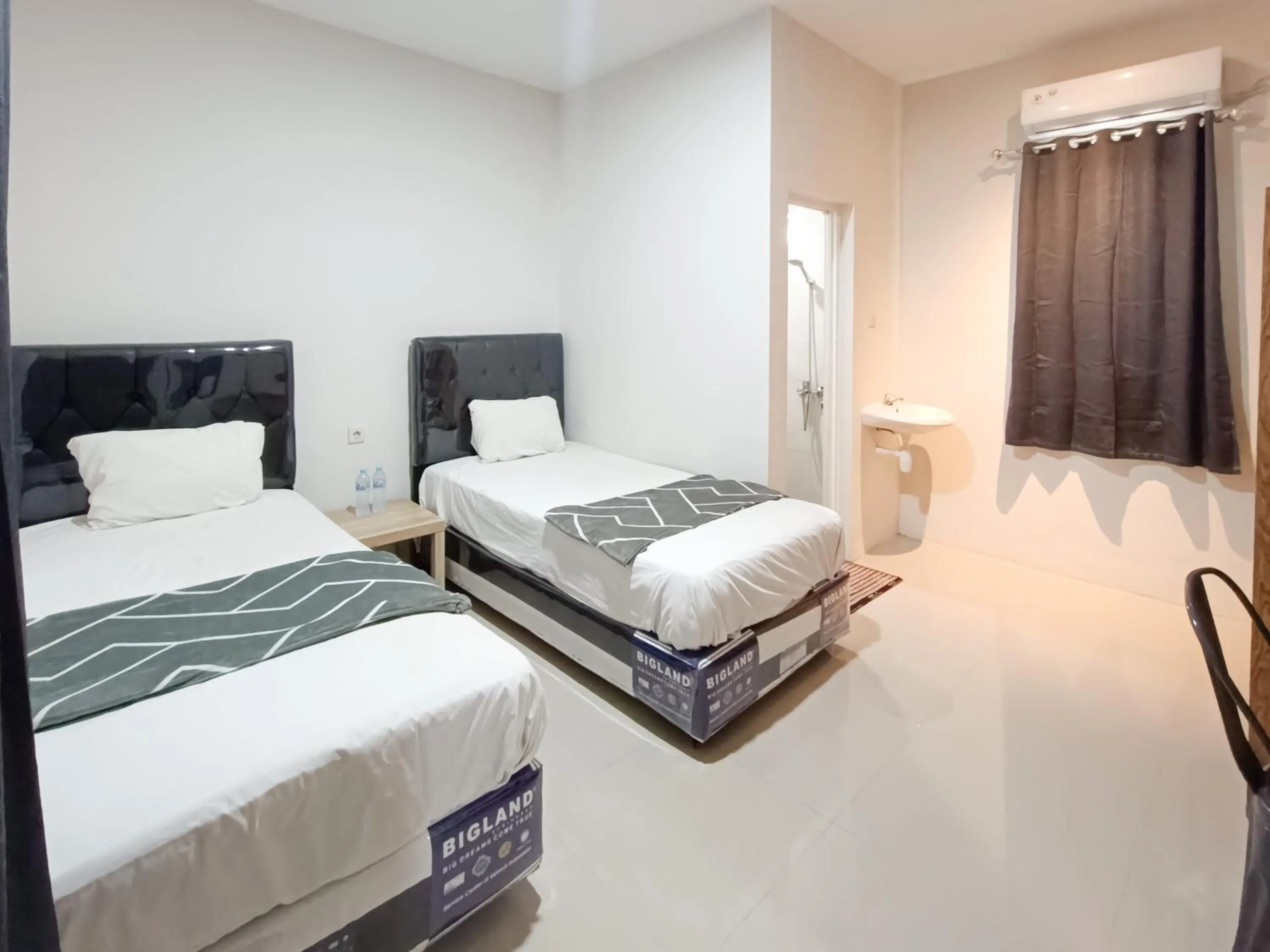 Bedroom, Bed in Happy Family Homestay Jember Mitra RedDoorz