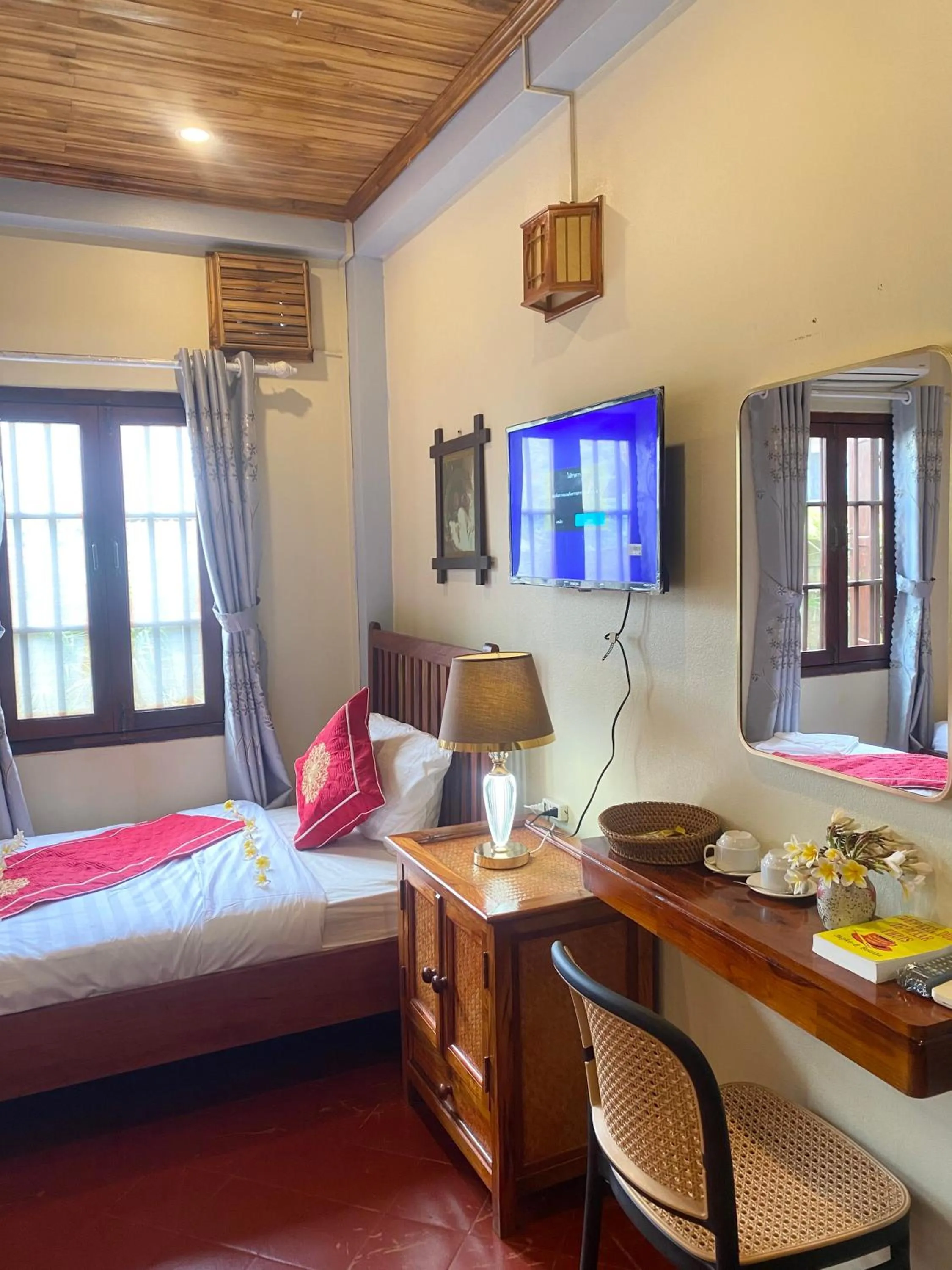 Bedroom, Bed in Golden Sun Hotel