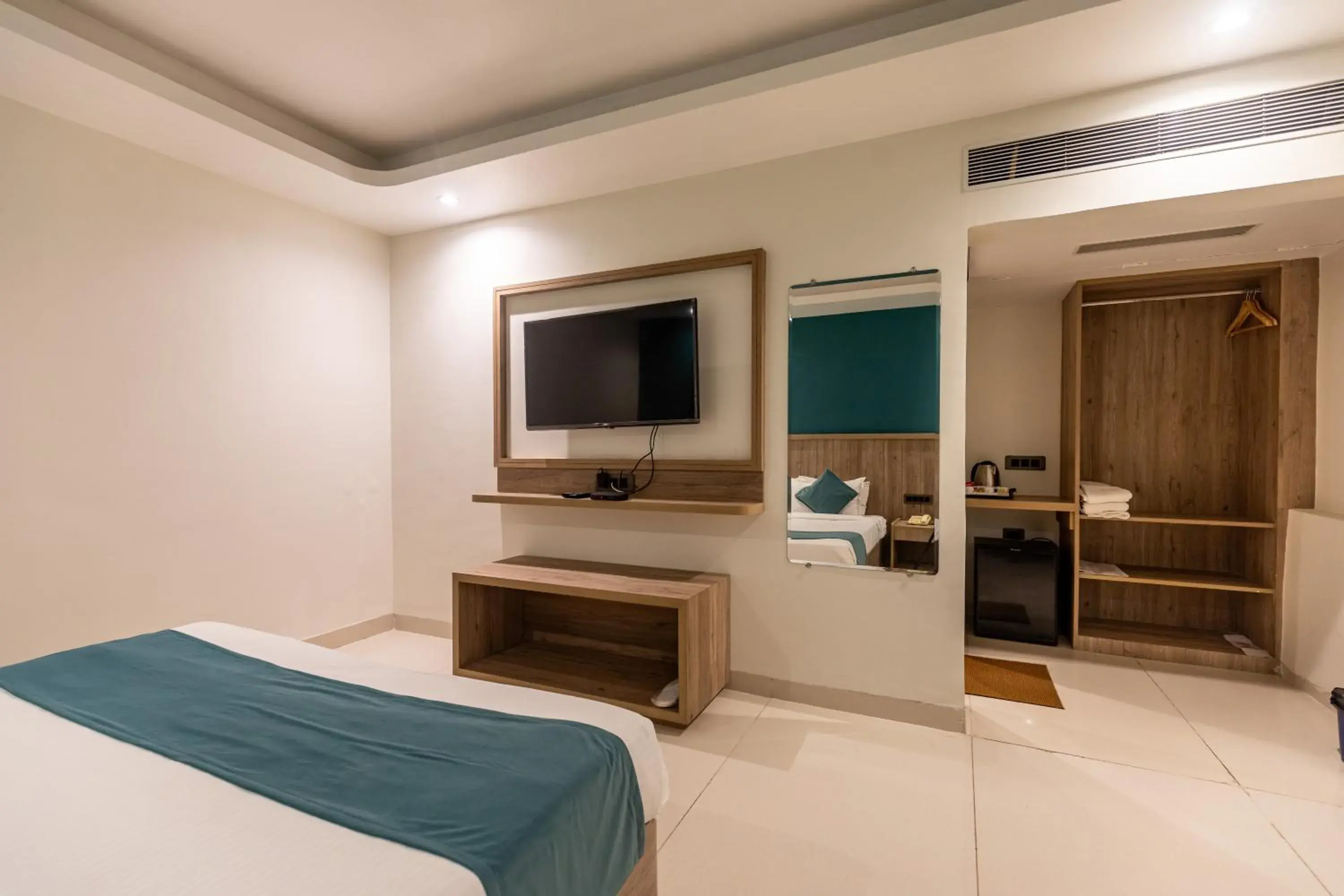 TV and multimedia, Bed in Hotel Amer Palace TV and multimedia, Bed in Hotel Amer Palace