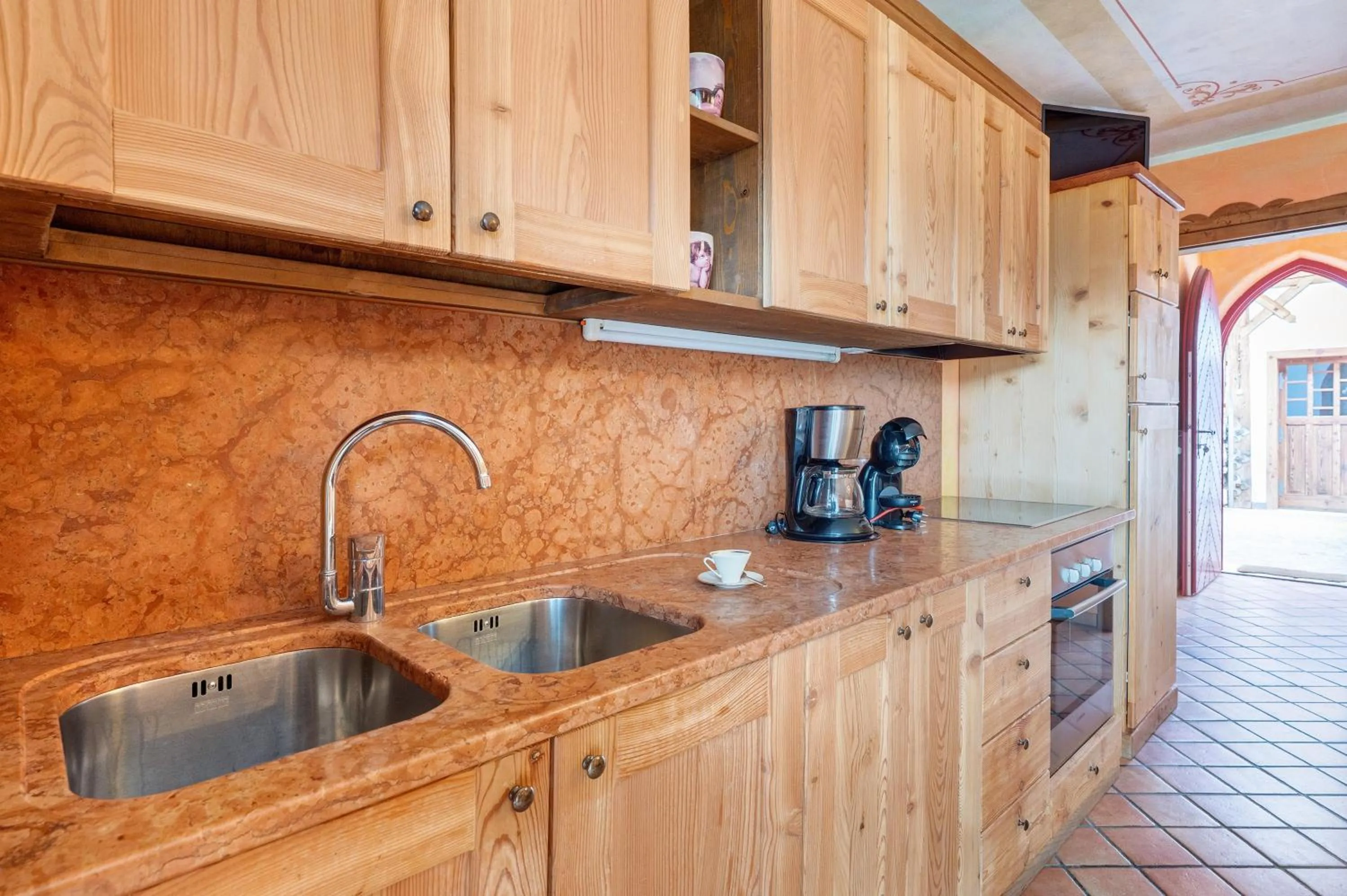 Kitchen or kitchenette in Agriturismo Alpenvidehof