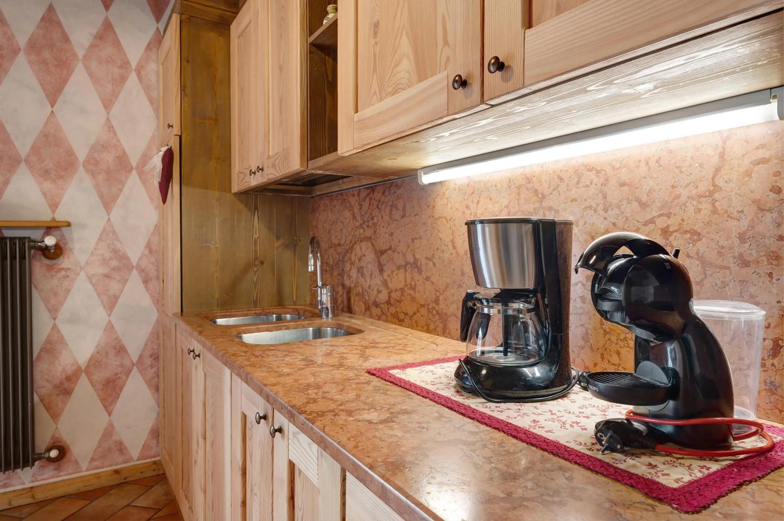 Kitchen or kitchenette in Agriturismo Alpenvidehof