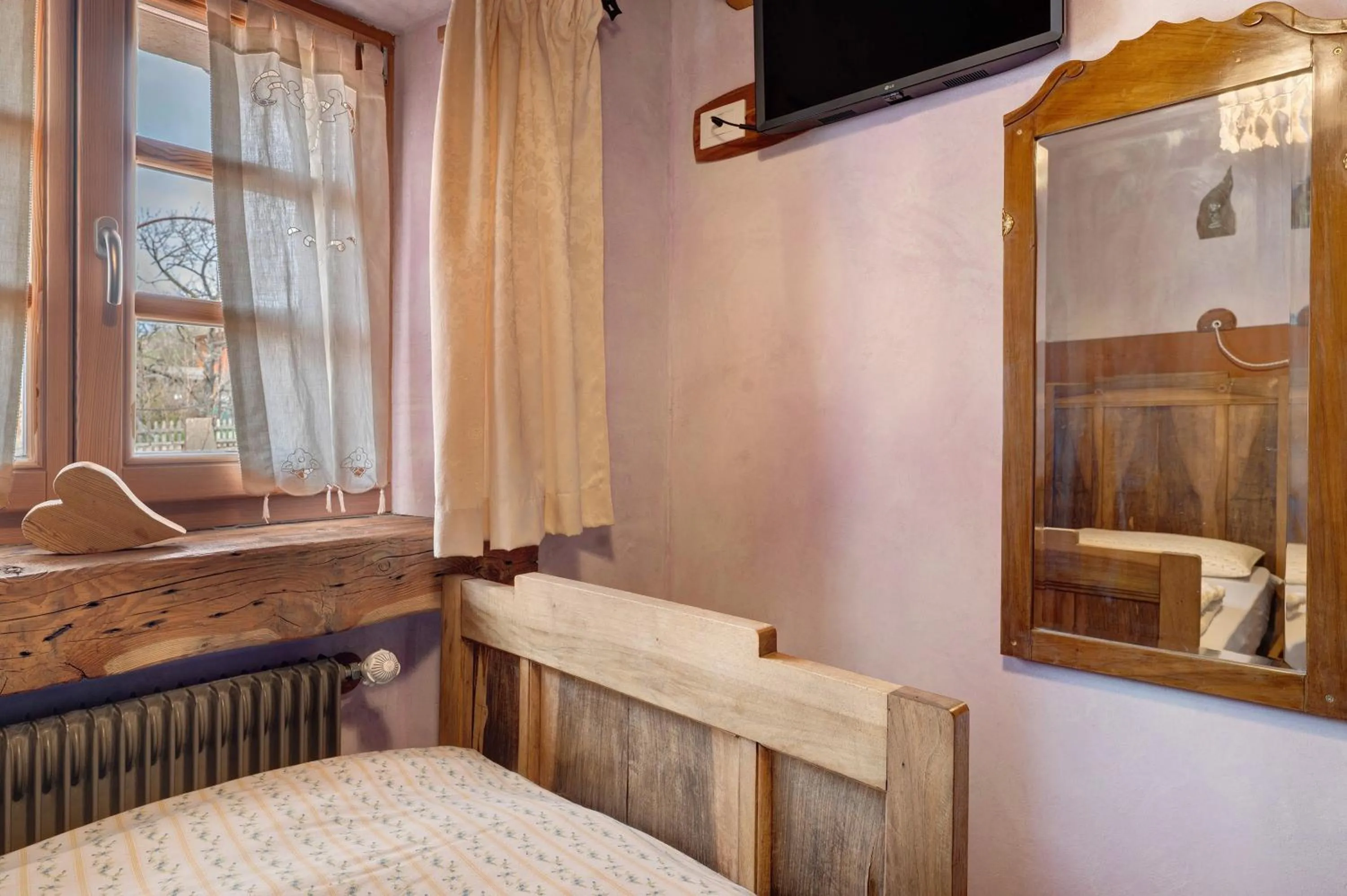 Living room, Bed in Agriturismo Alpenvidehof
