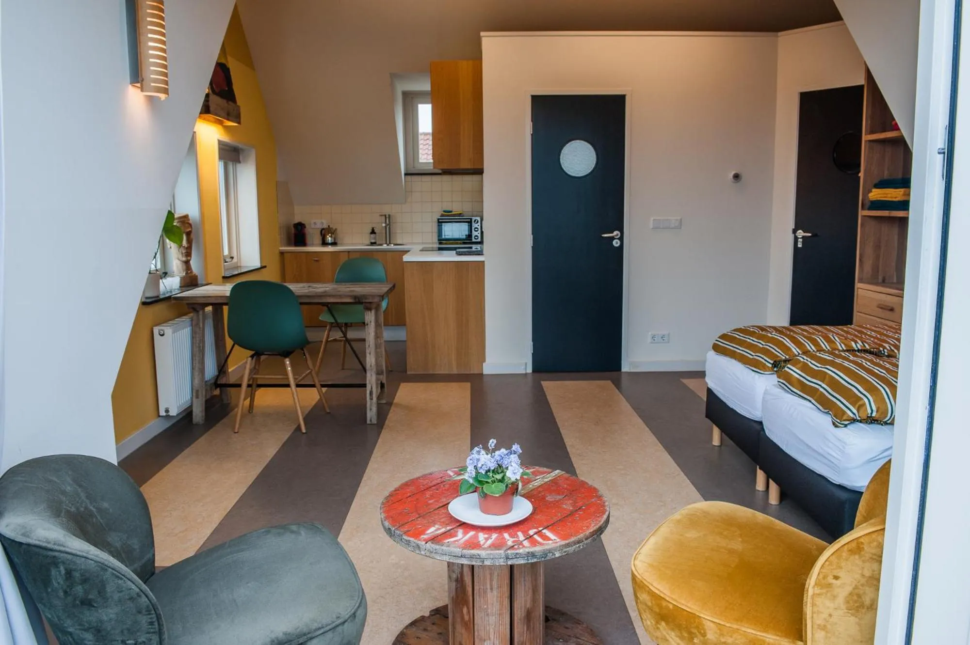 Photo of the whole room, Bed in Studio aan Zee