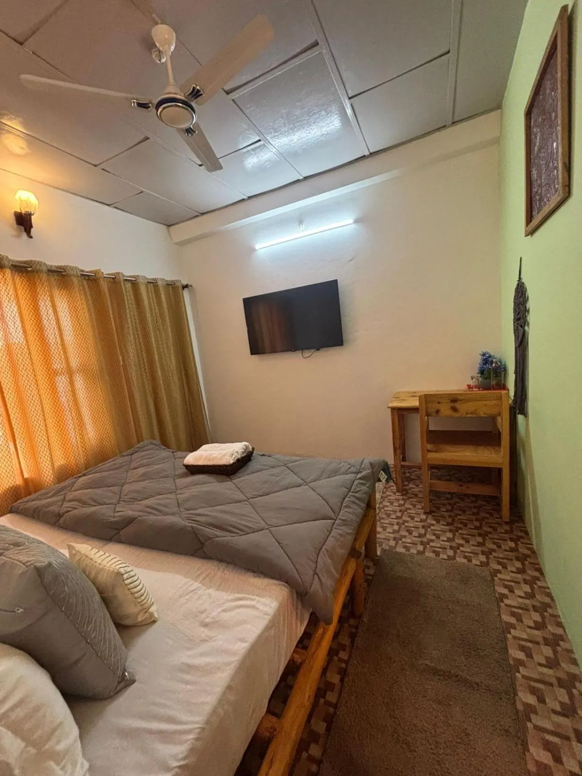 Bedroom, Bed in The Hood