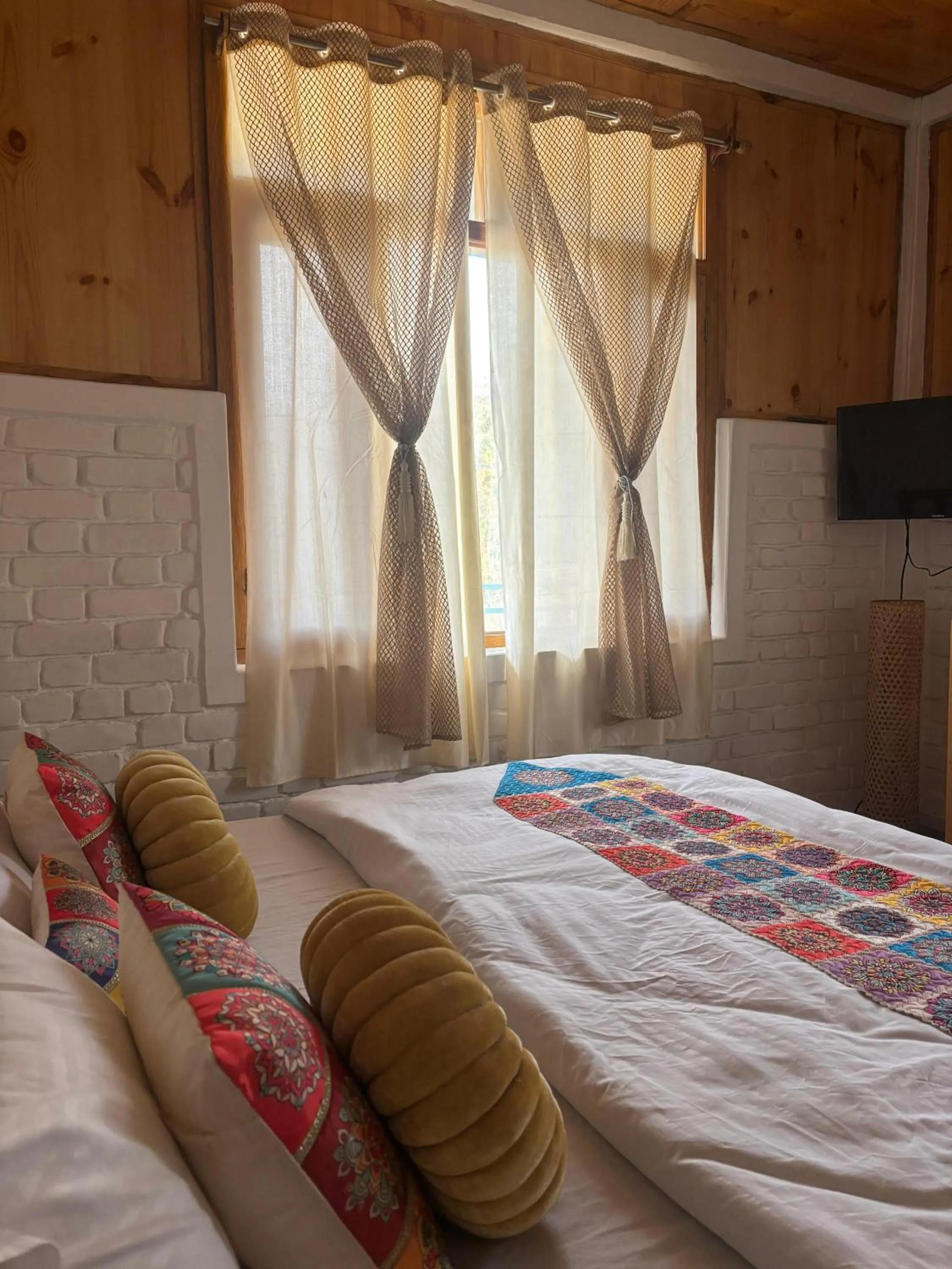 Bedroom, Bed in The Hood