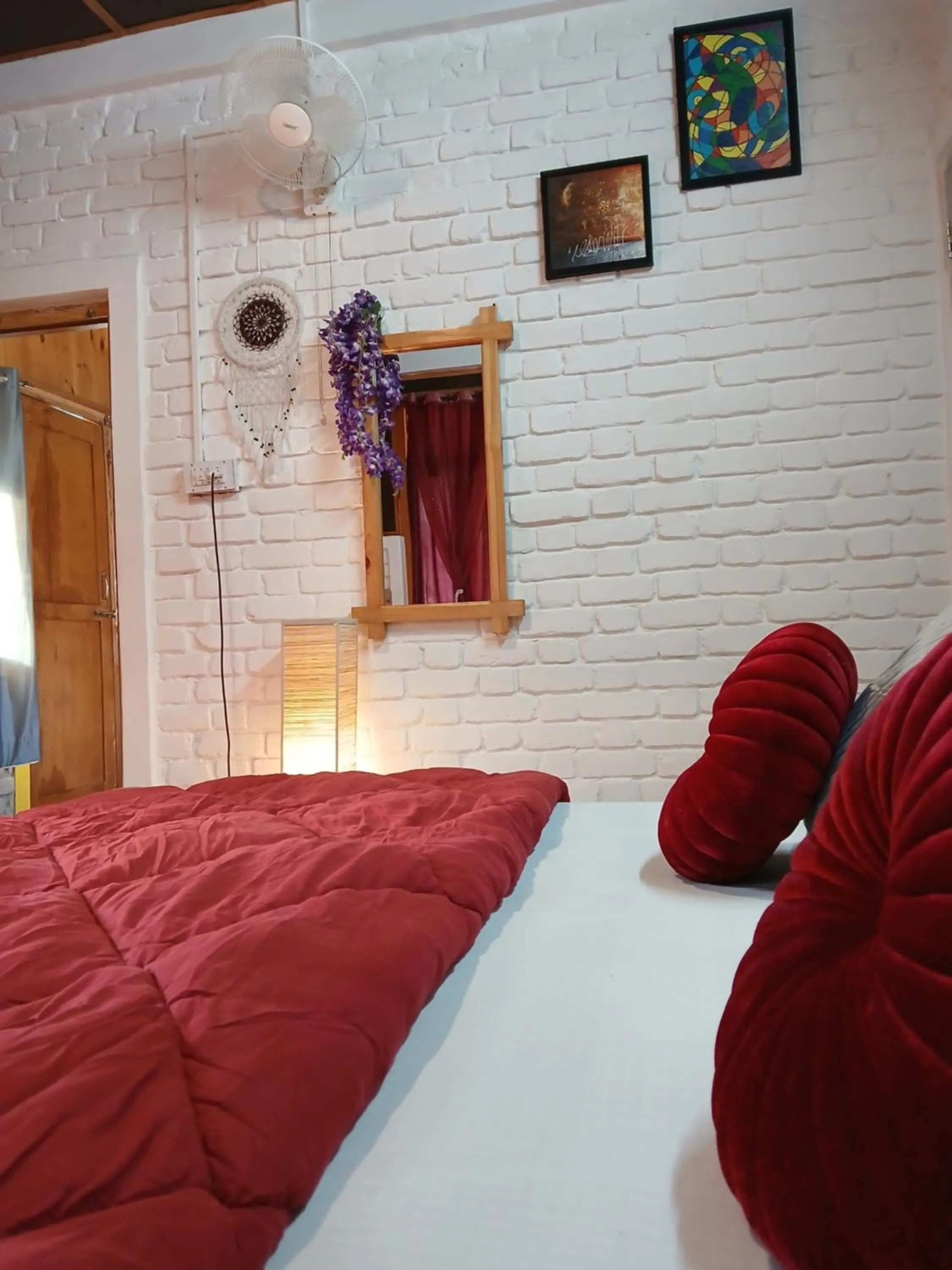 Bedroom, Bed in The Hood