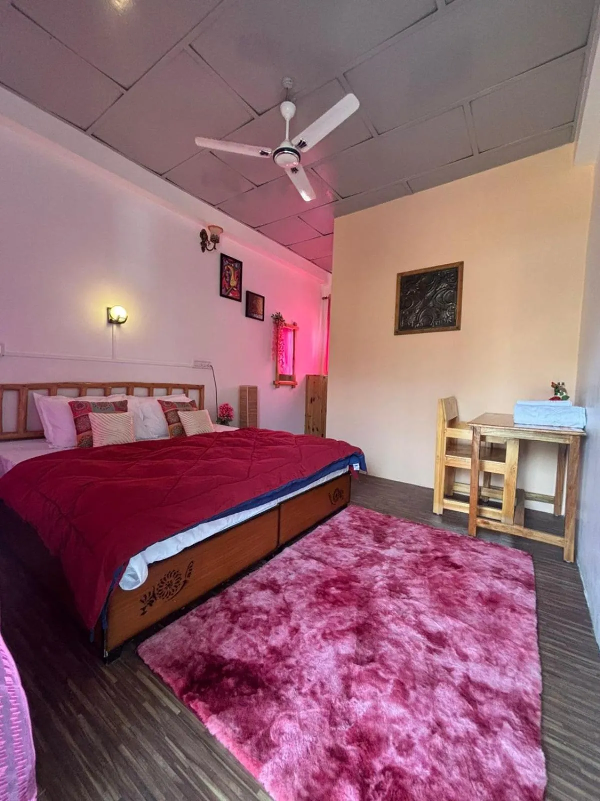 Bedroom, Bed in The Hood
