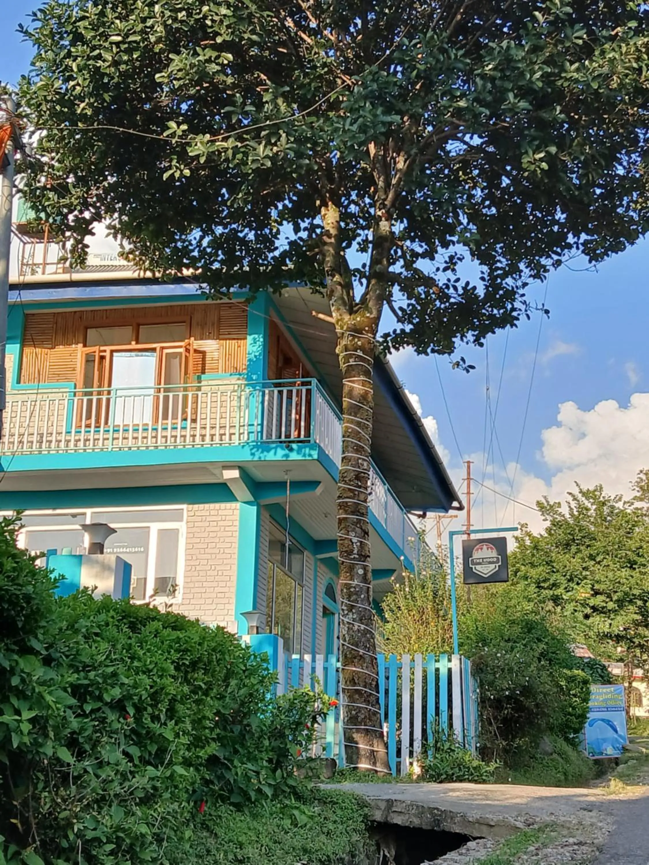Facade/entrance in The Hood