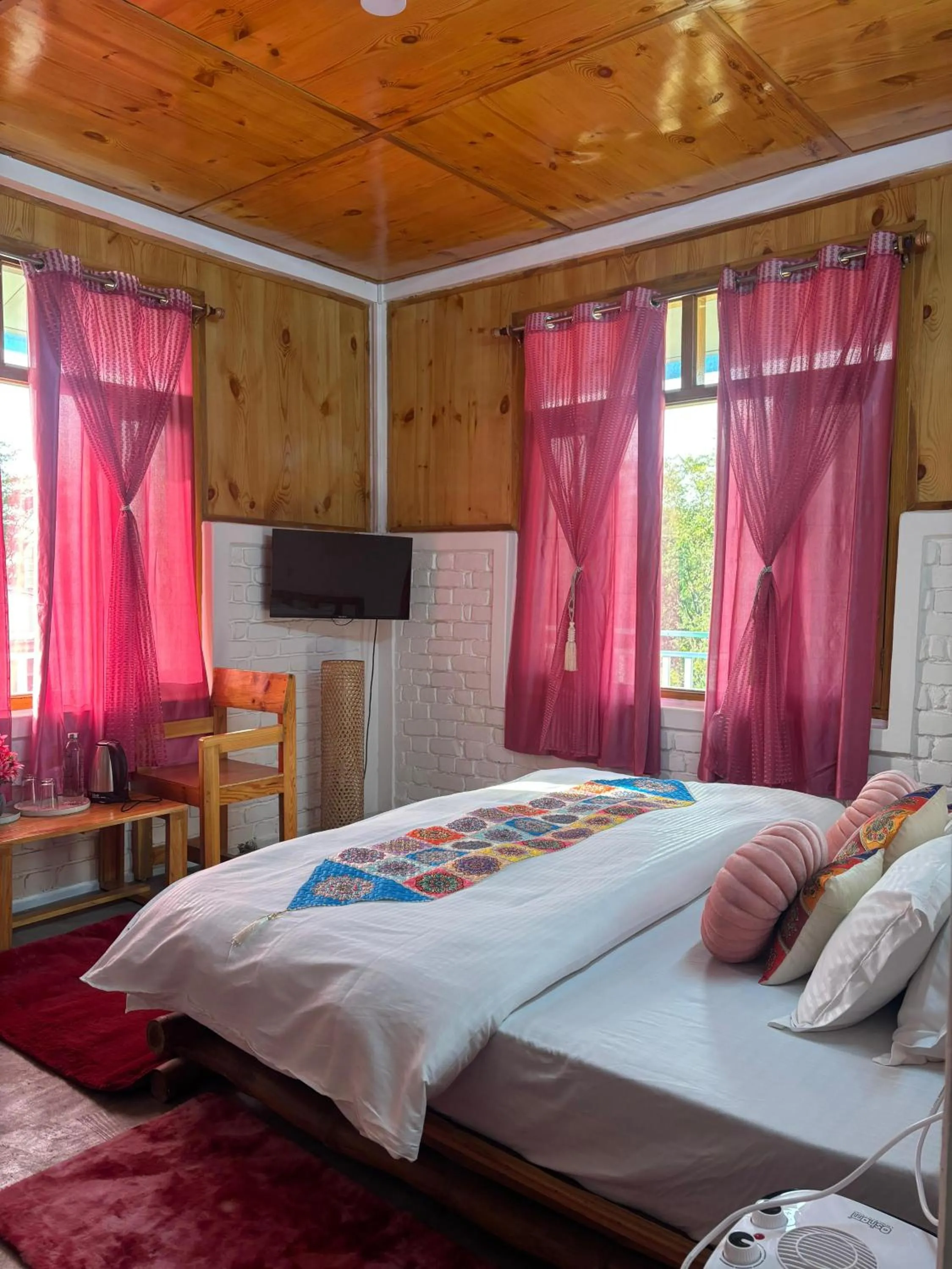 Bedroom, Bed in The Hood