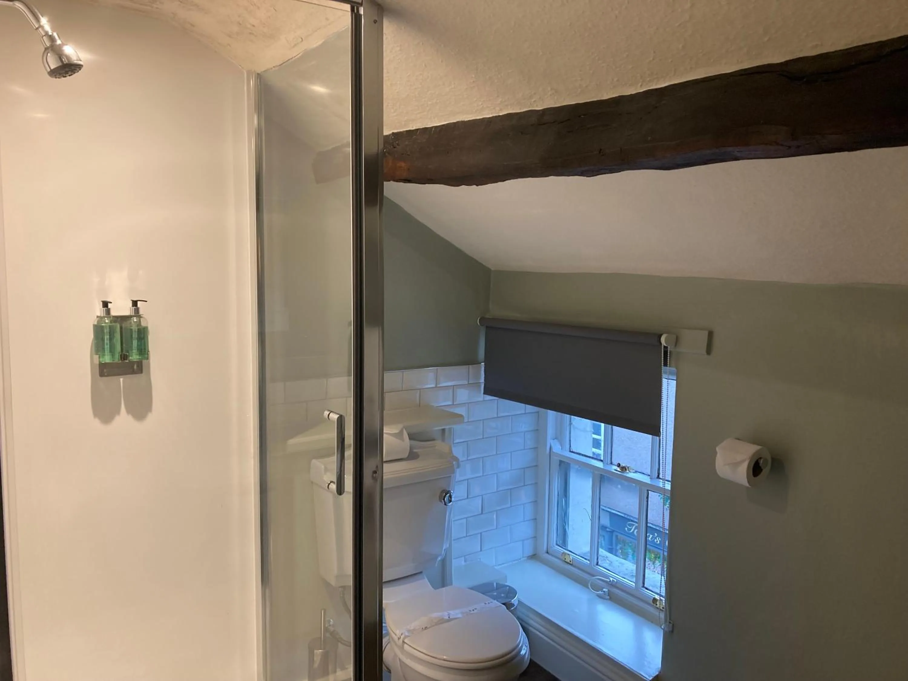 Shower in Snooty Fox