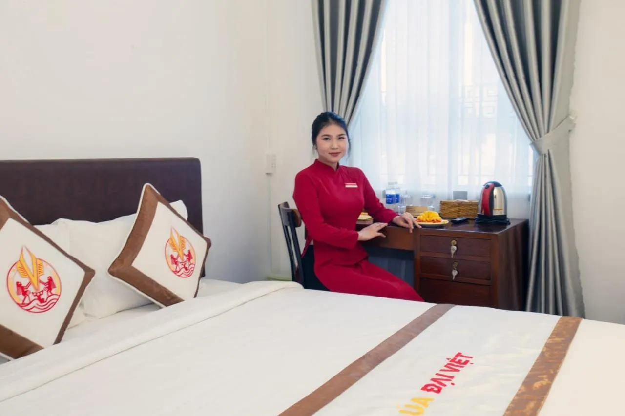 Staff, Bed in THE RICE HOTEL Nong Thon Dai Viet 131 Bui Vien