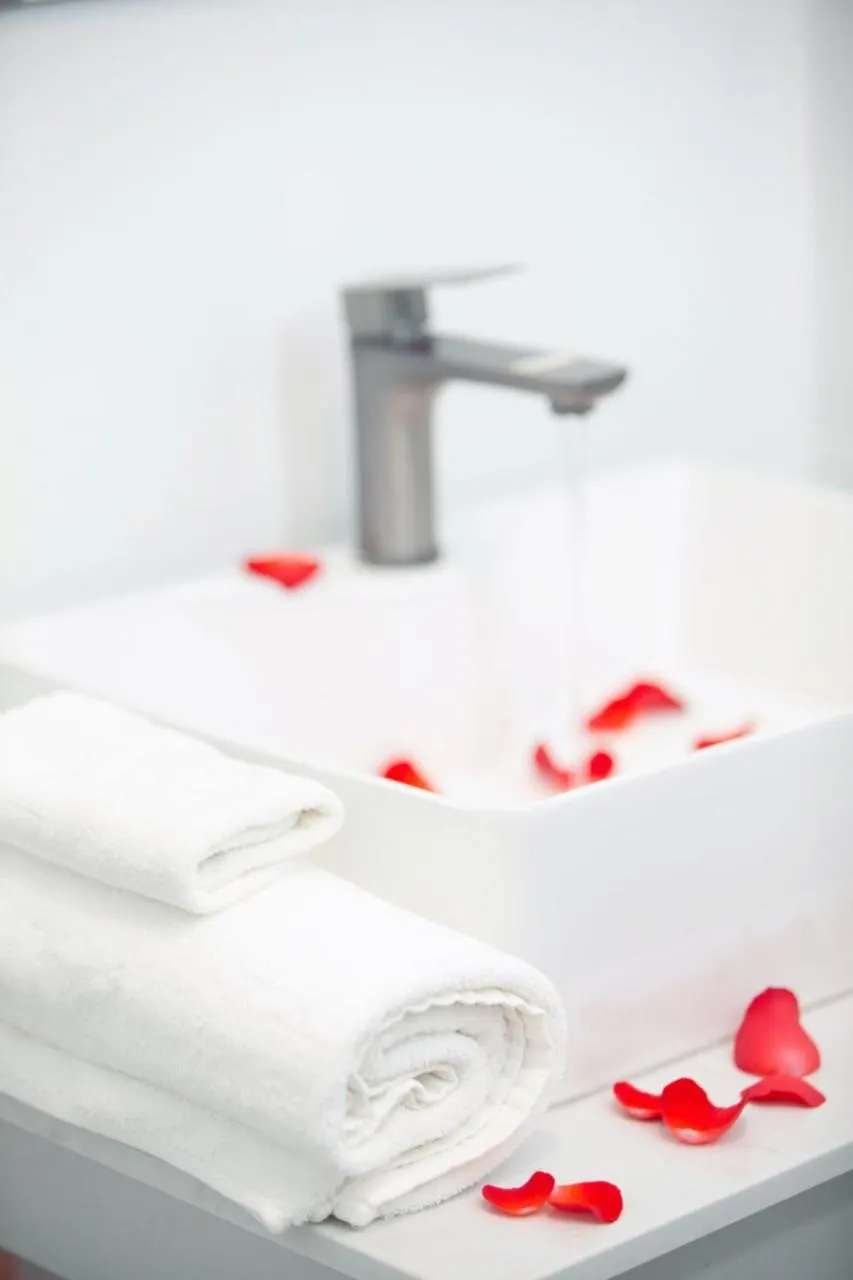 Bathroom, Bed in THE RICE HOTEL Nong Thon Dai Viet 131 Bui Vien