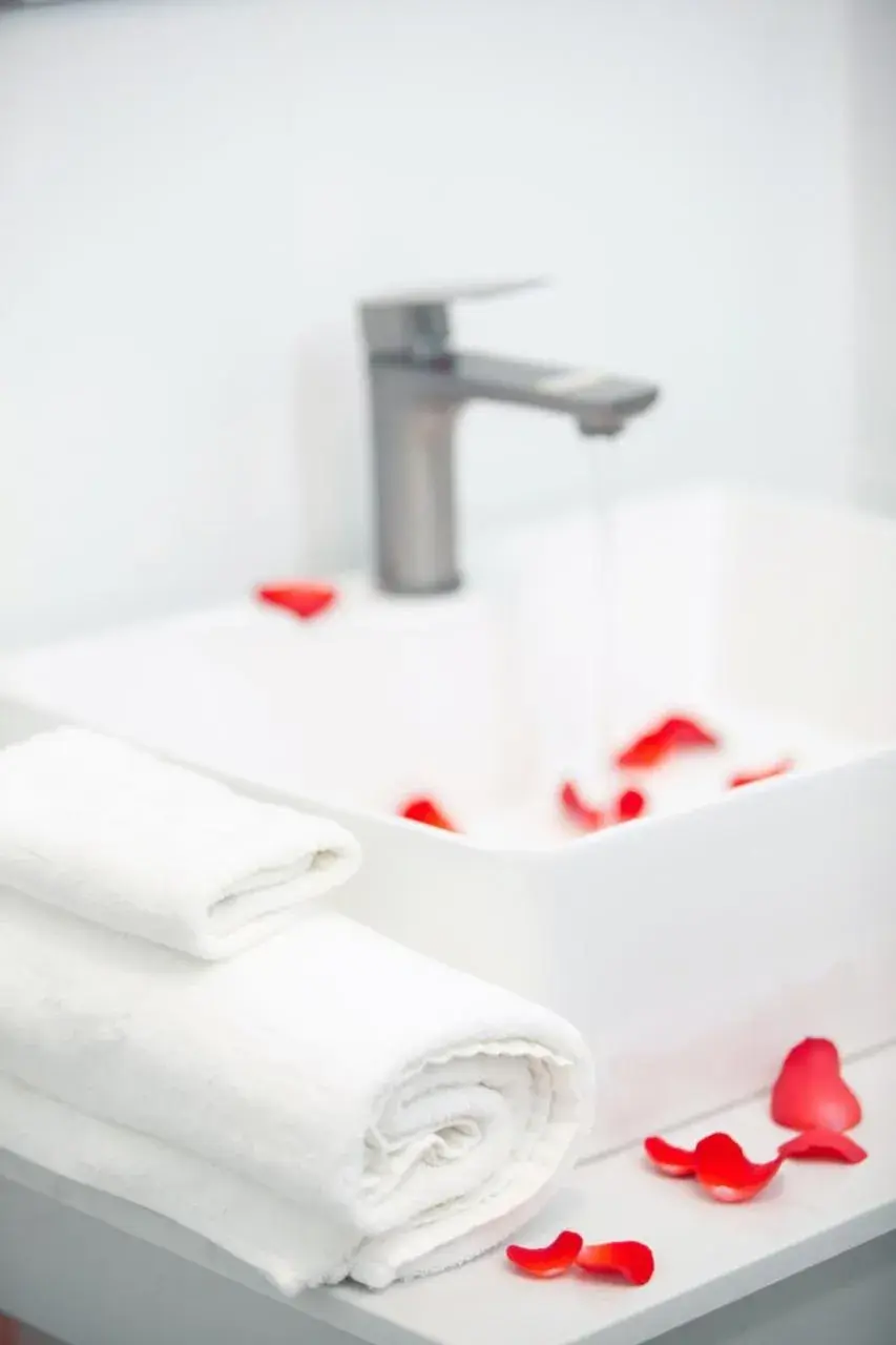 Bathroom, Bed in THE RICE HOTEL Nong Thon Dai Viet 131 Bui Vien Bathroom, Bed in THE RICE HOTEL Nong Thon Dai Viet 131 Bui Vien