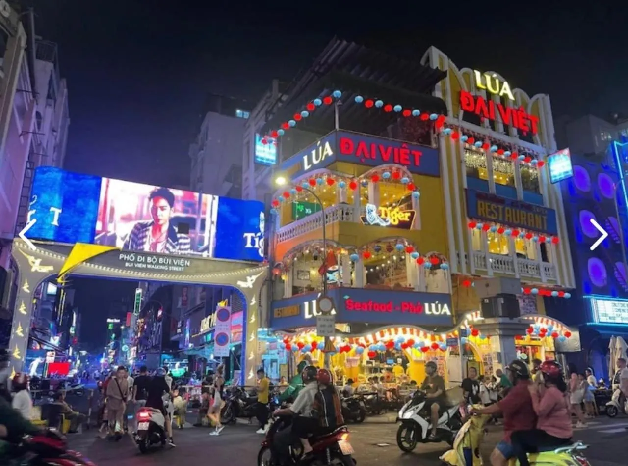 Evening entertainment in THE RICE HOTEL Nong Thon Dai Viet 131 Bui Vien