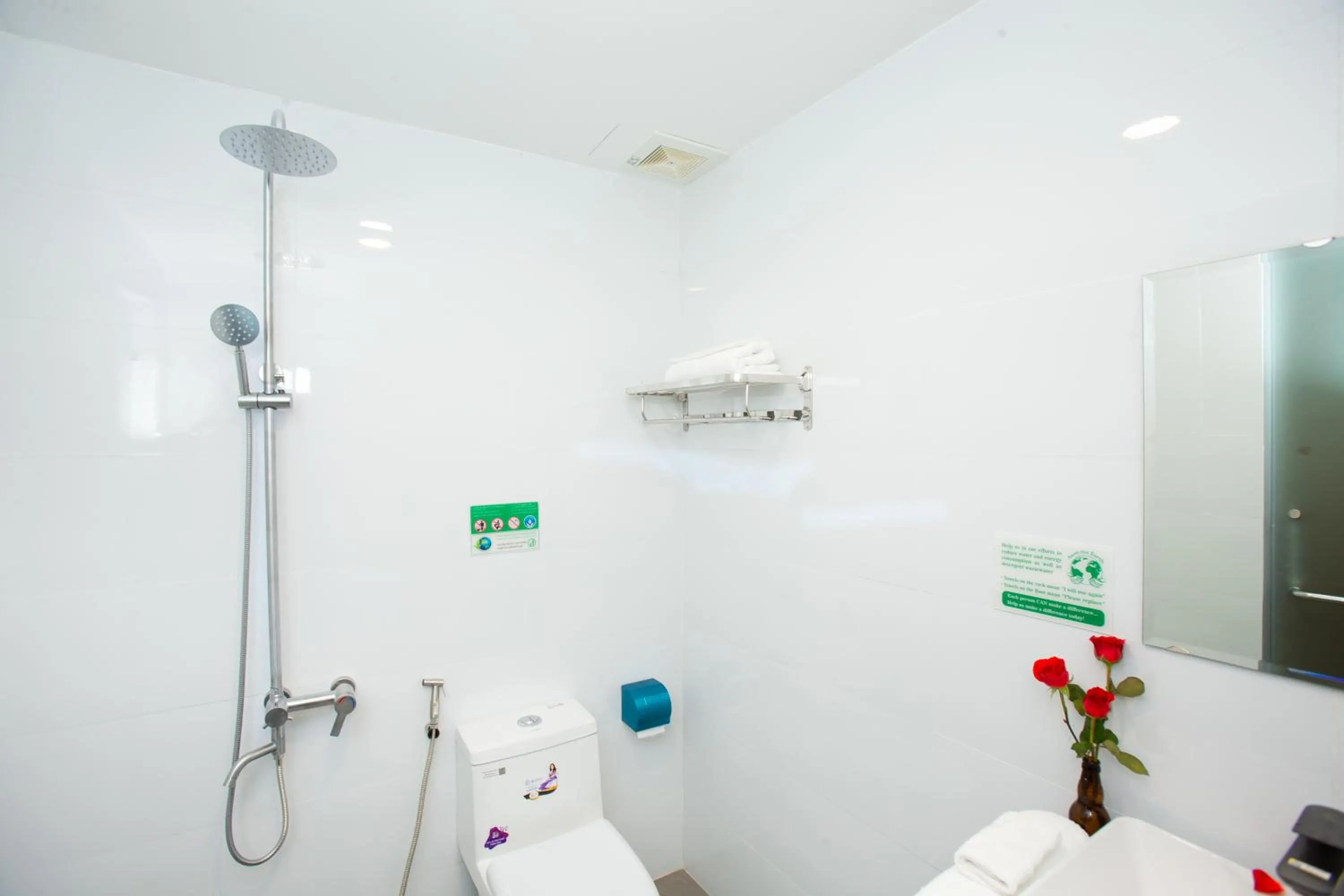 Shower in THE RICE HOTEL Nong Thon Dai Viet 131 Bui Vien